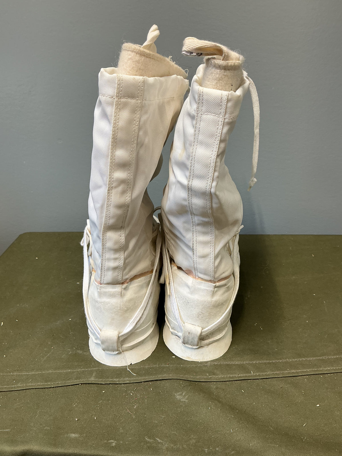 Canadian Military Mucklucks with Liners ;Size 6 In very good clean condition