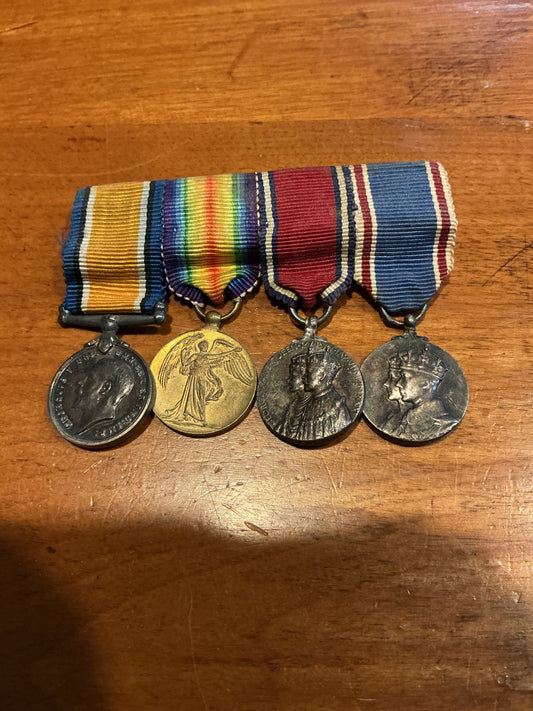WW1 MINIATURE BRITISH MEDAL  GROUP  MOUNTED ON A BAR