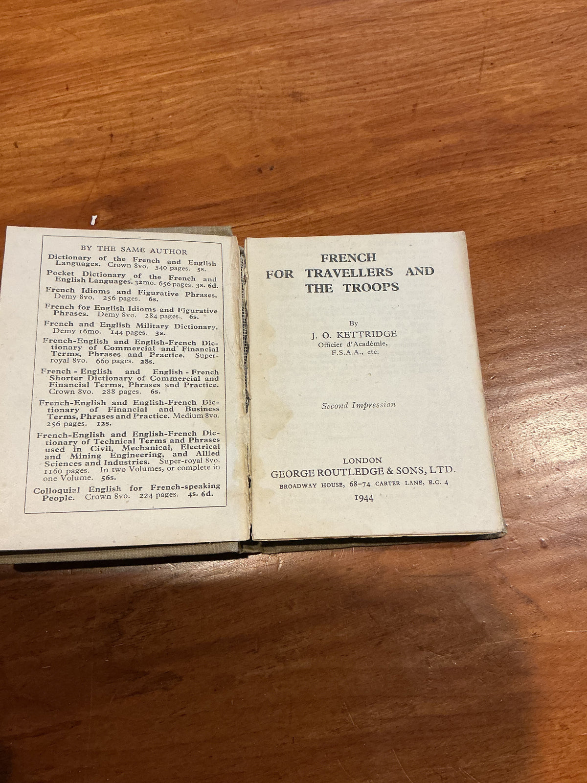 FRENCH FOR TRAVELLERS AND THE TROOPS SMALL POCKET BOOK DATED 1944