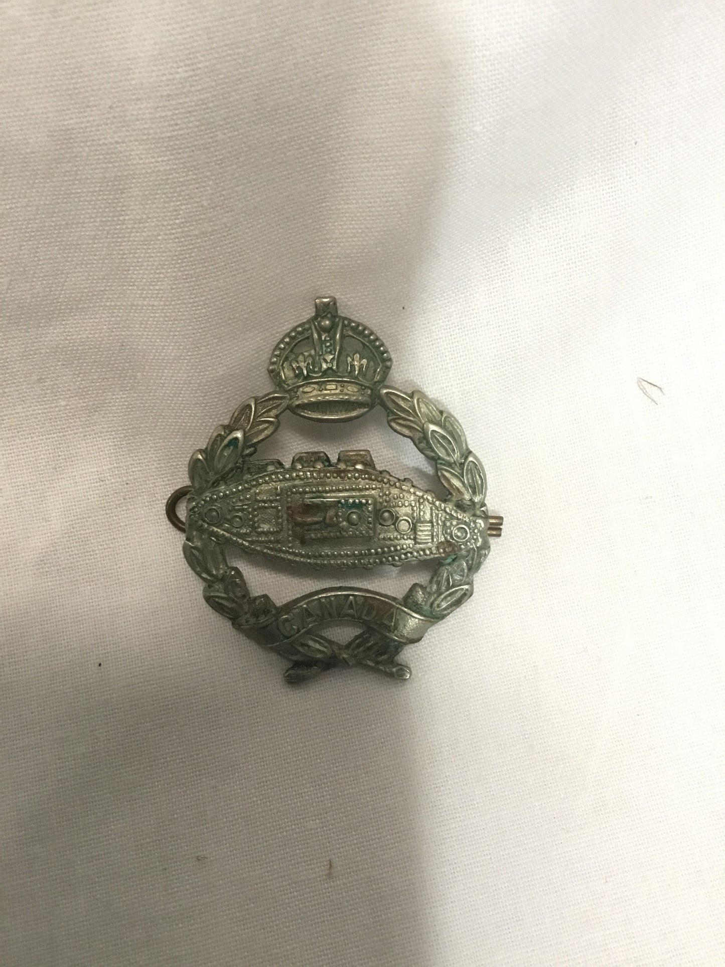 WW2 CANADIAN ARMOURED FIGHTING VEHICLES TRAINING CENTRE CAP BADGE