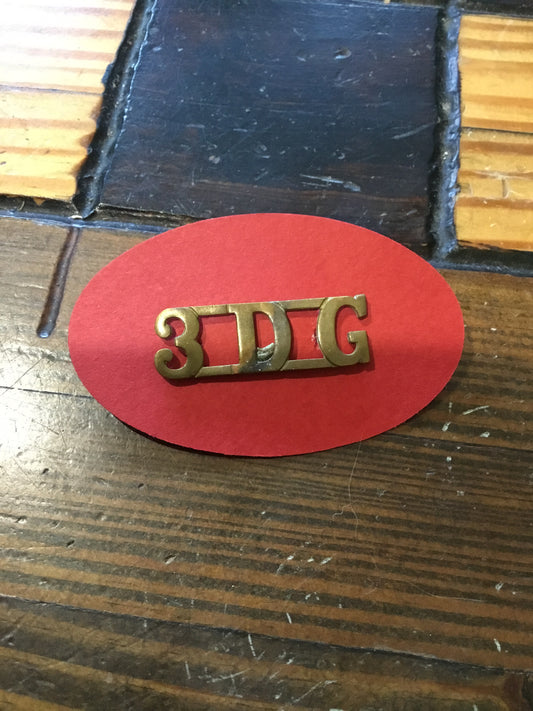 British: 3rd Dragoon Guards brass shoulder title. Circa.1914/1918