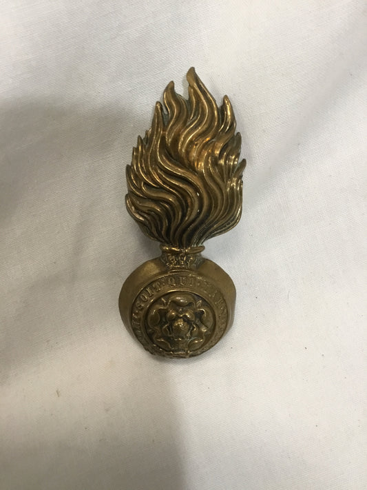 A WW1 / WW2 British Army Royal Fusiliers Busby Badge kings Crown