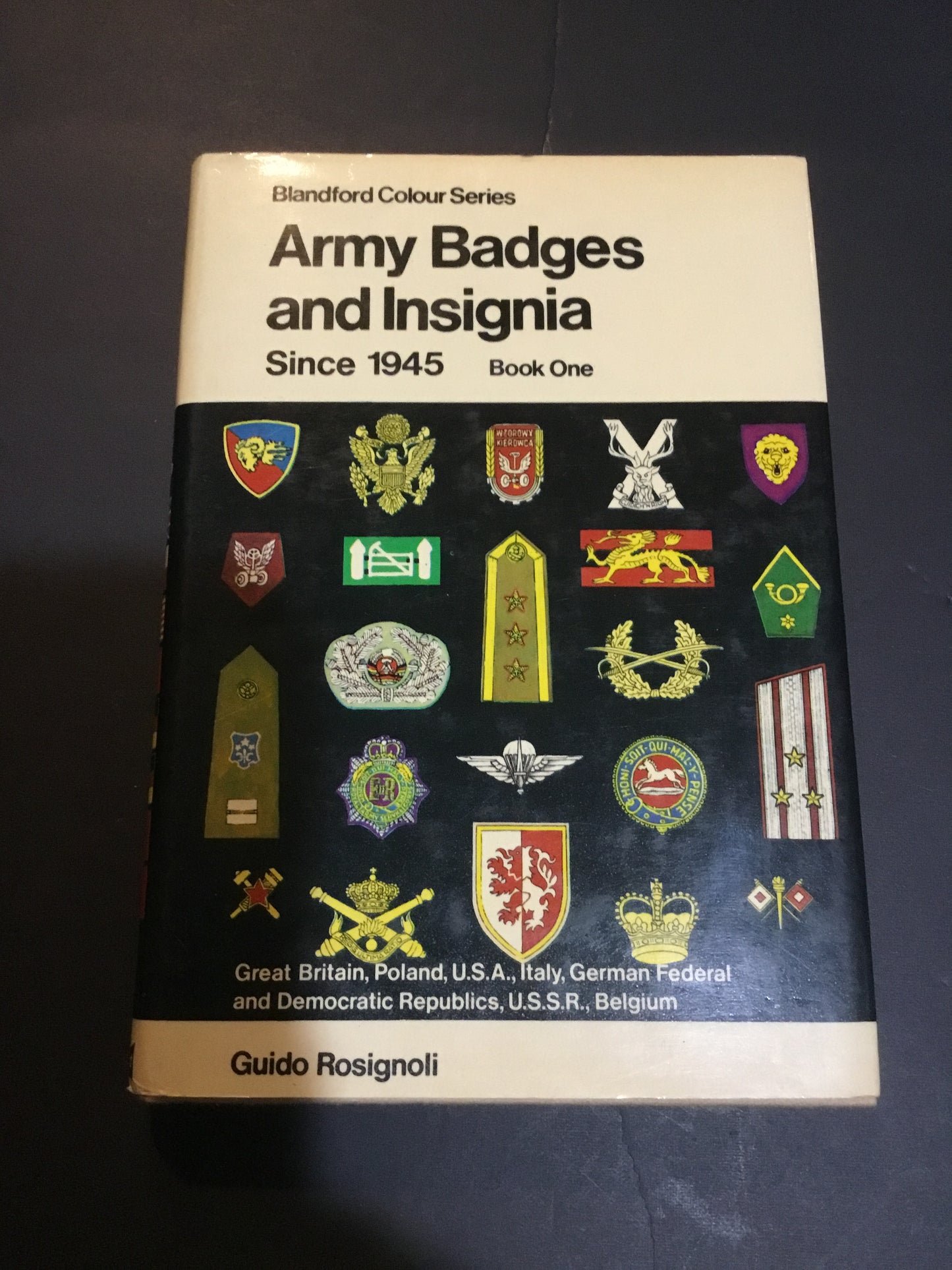 Army Badges and Insignia Since 1945: U.S.A., Great Britain, Poland, Belgium, Italy, U.S.S.R., German Federal and Democratic Republics Hardcover – July 1 1975