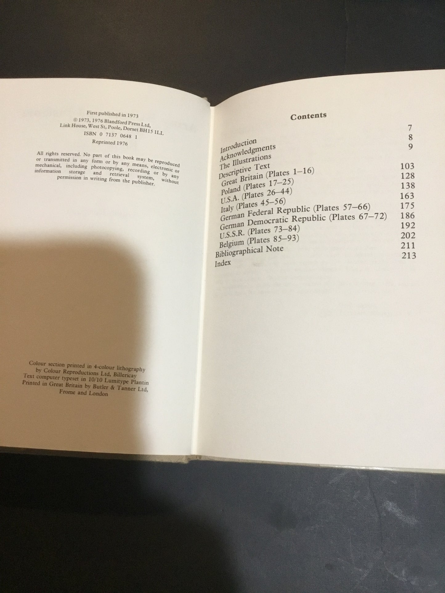 Army Badges and Insignia Since 1945: U.S.A., Great Britain, Poland, Belgium, Italy, U.S.S.R., German Federal and Democratic Republics Hardcover – July 1 1975