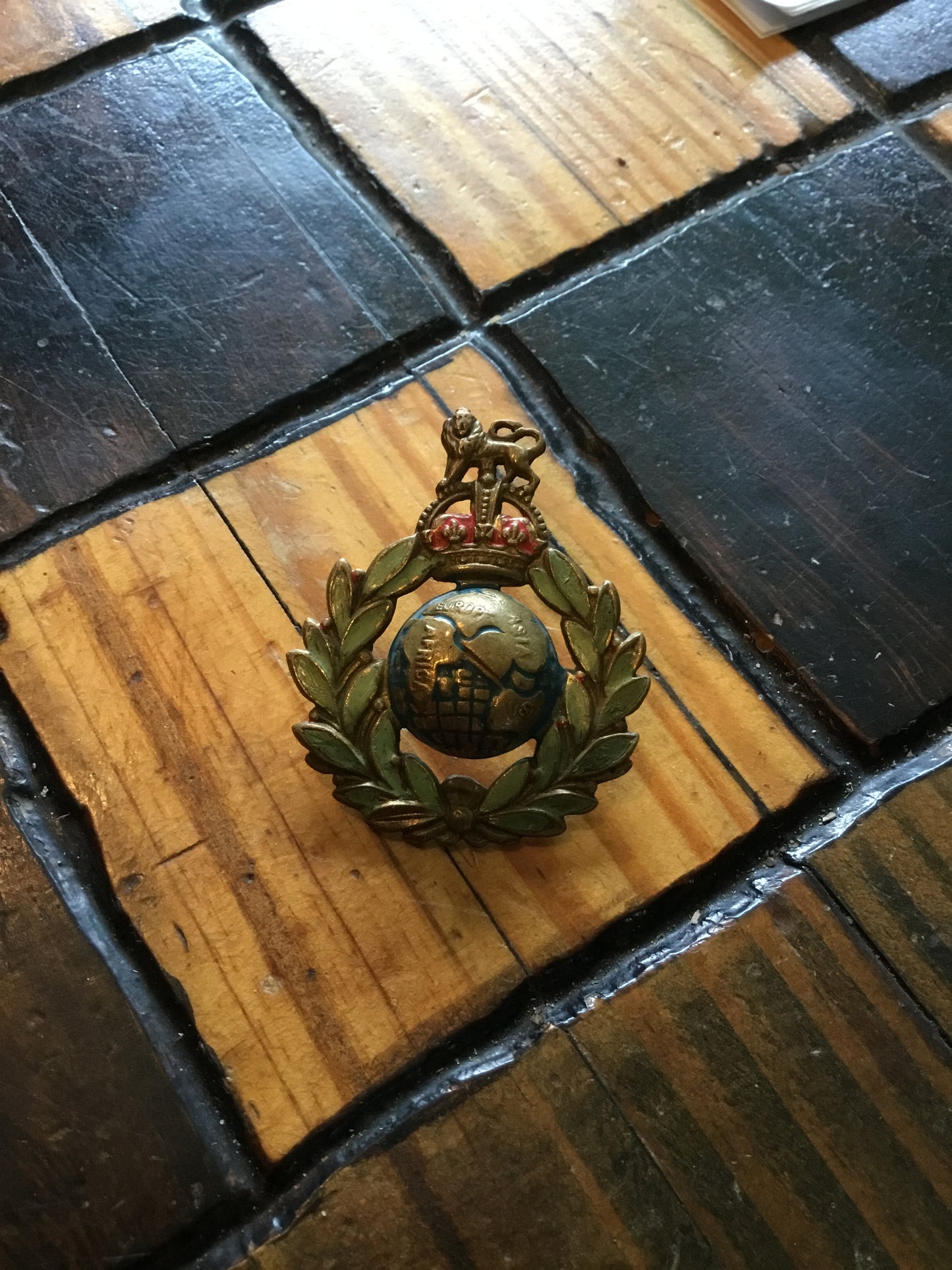 BRITISH: ROYAL MARINES  CAP BADGE