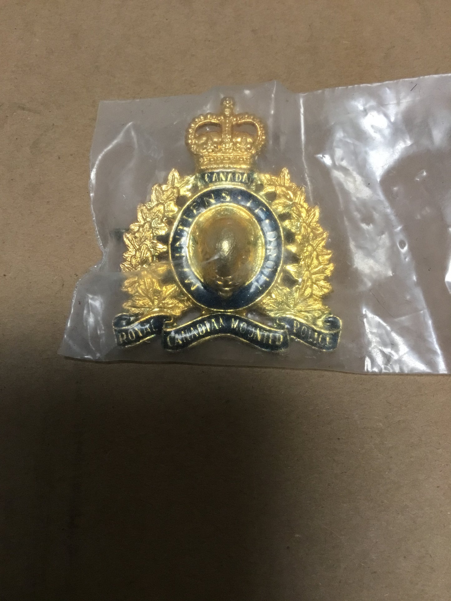ROYAL CANADIAN MOUNTED POLICE RCMP METAL CAP BADGE