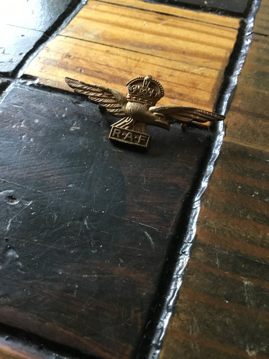 WW11 RAF Field Cap Badge , King’s Crown