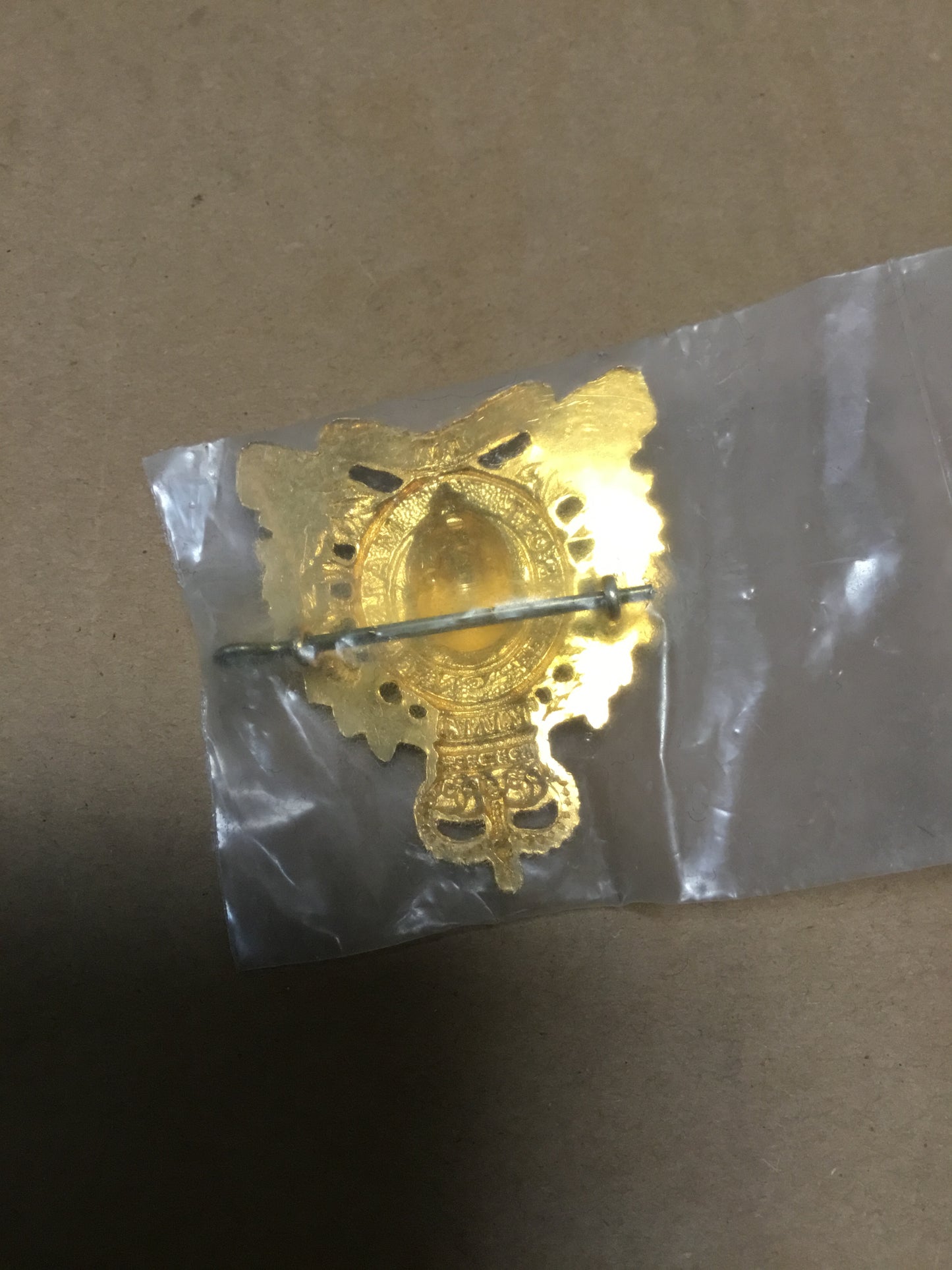 ROYAL CANADIAN MOUNTED POLICE RCMP METAL CAP BADGE