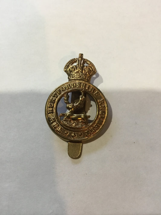WW2 British Army The Hertfordshire Regiment Kings Crown Cap Badge