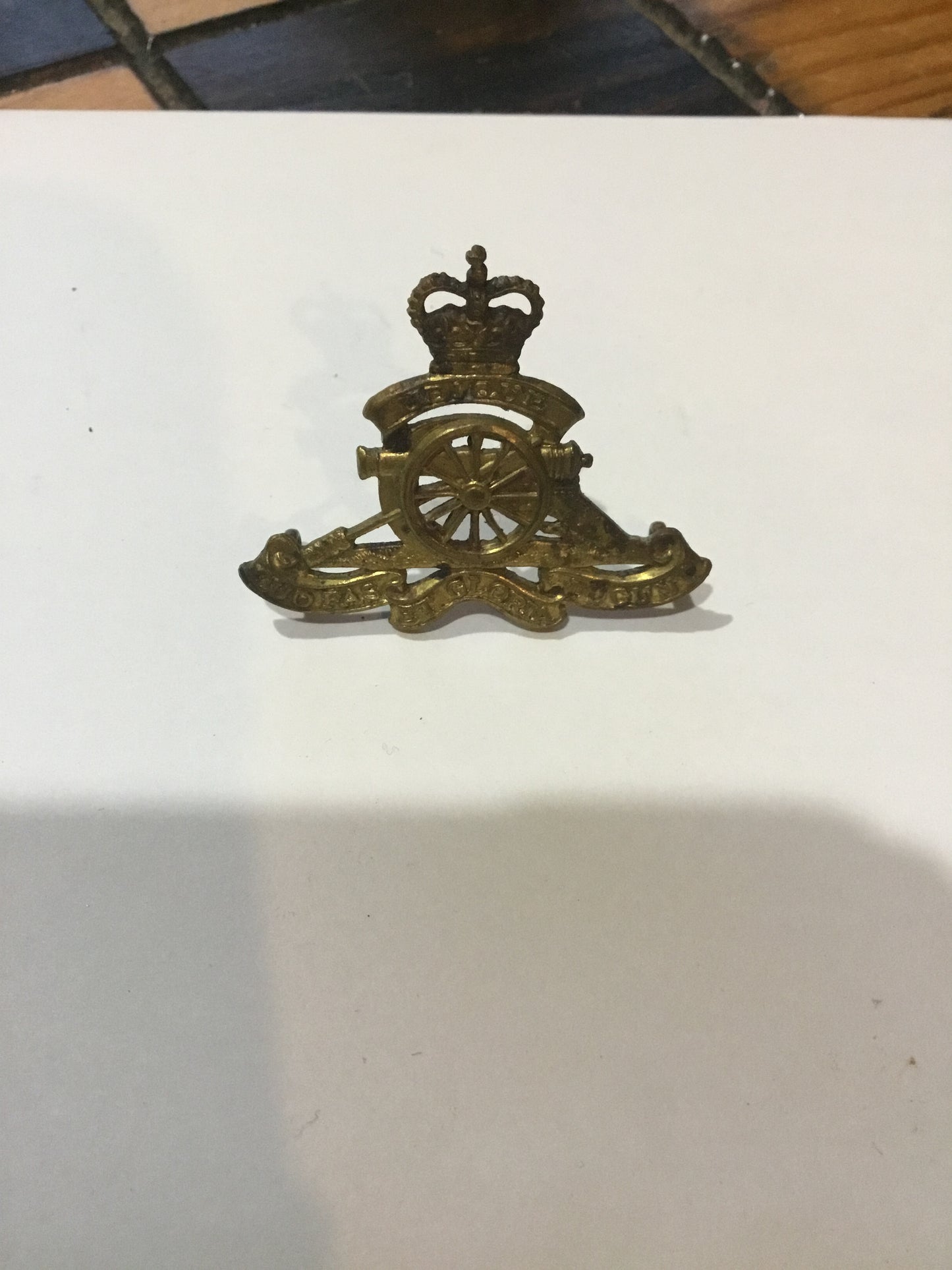 Canadian Artillery Hat Badge , Queens Crown