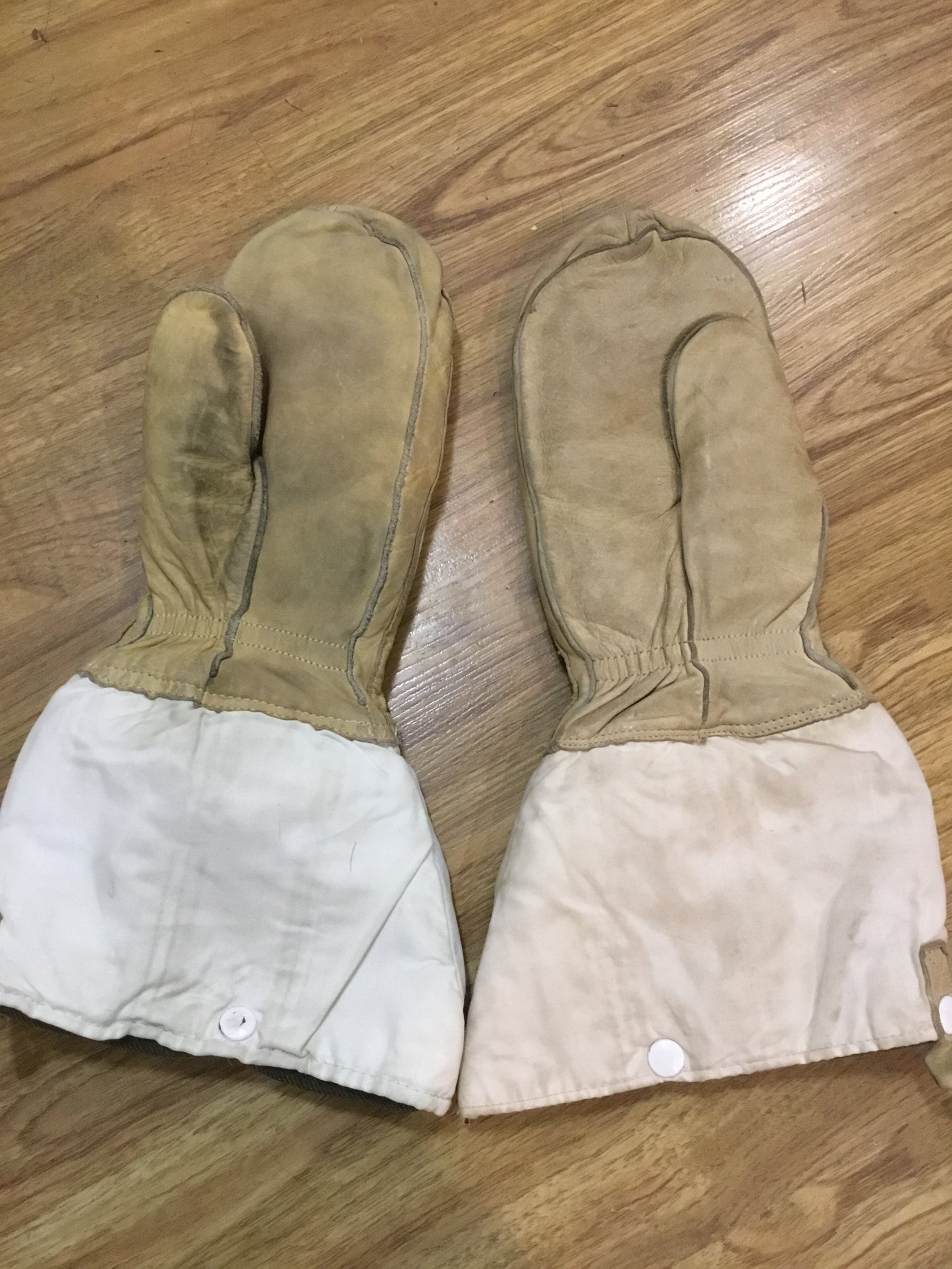 Canadian military Arctic mitts with removable liners , size medium