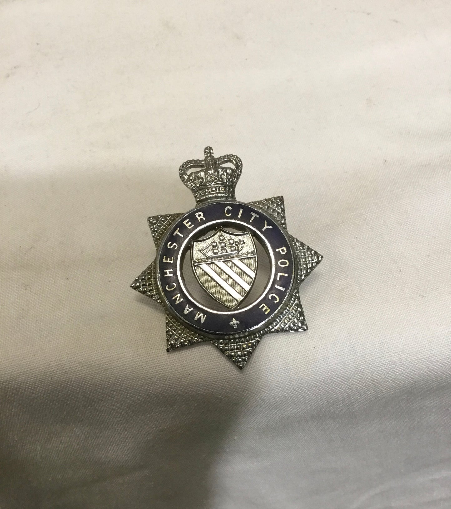 Manchester City Police  Enamelled Cap Badge - Queen's Crown