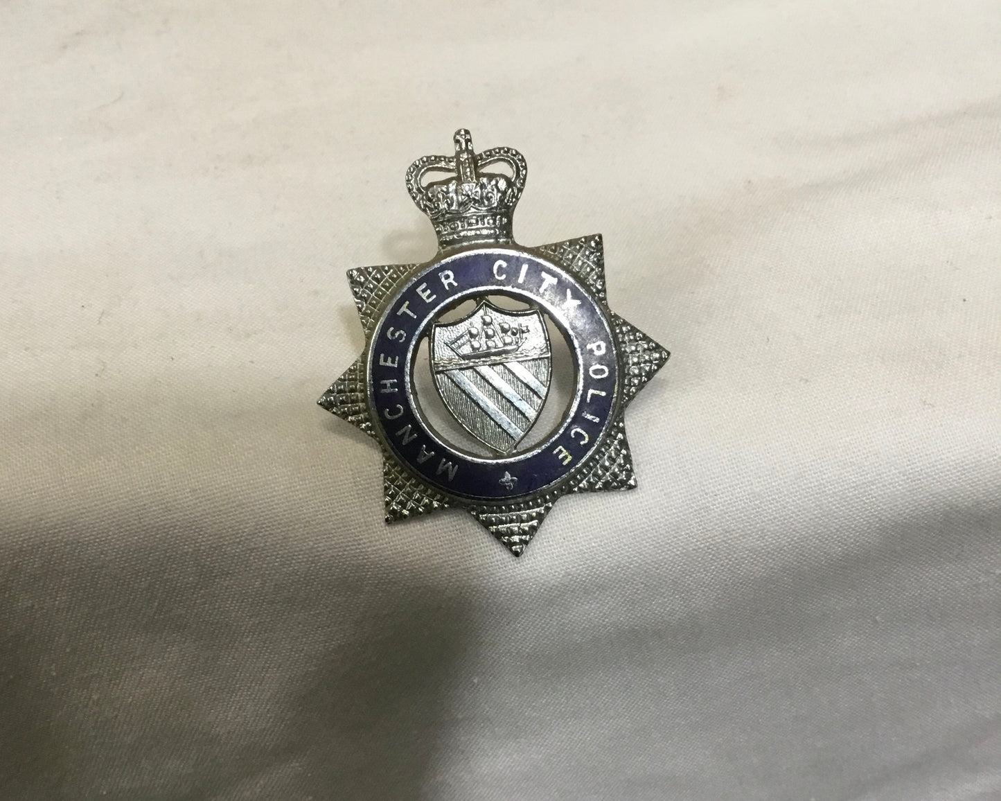 Manchester City Police  Enamelled Cap Badge - Queen's Crown