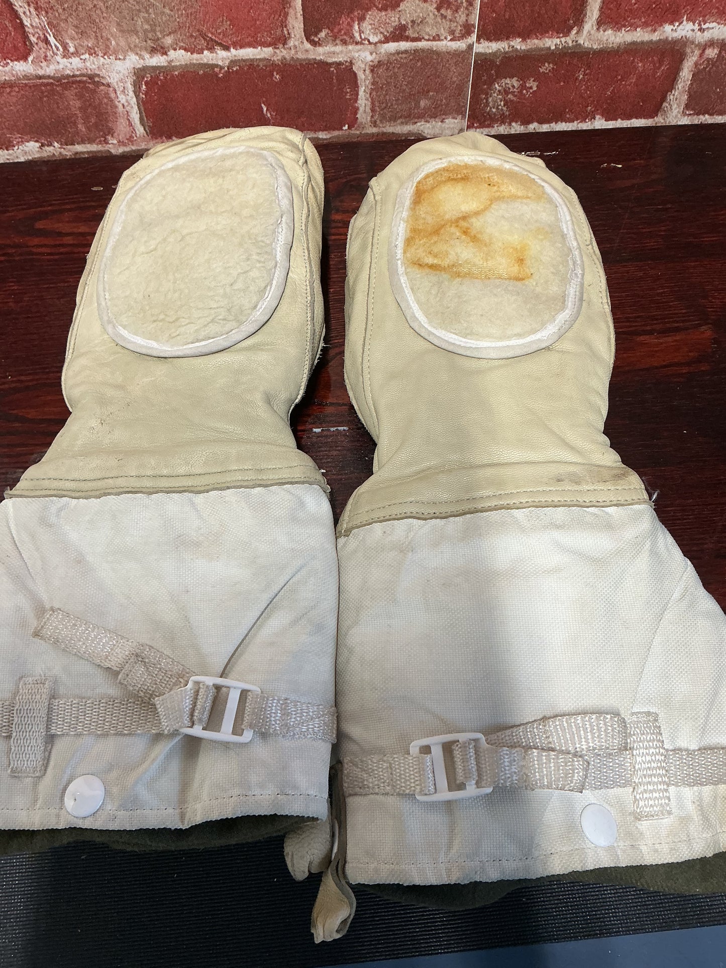 Canadian military Arctic mitts with removable liners , size ;medium