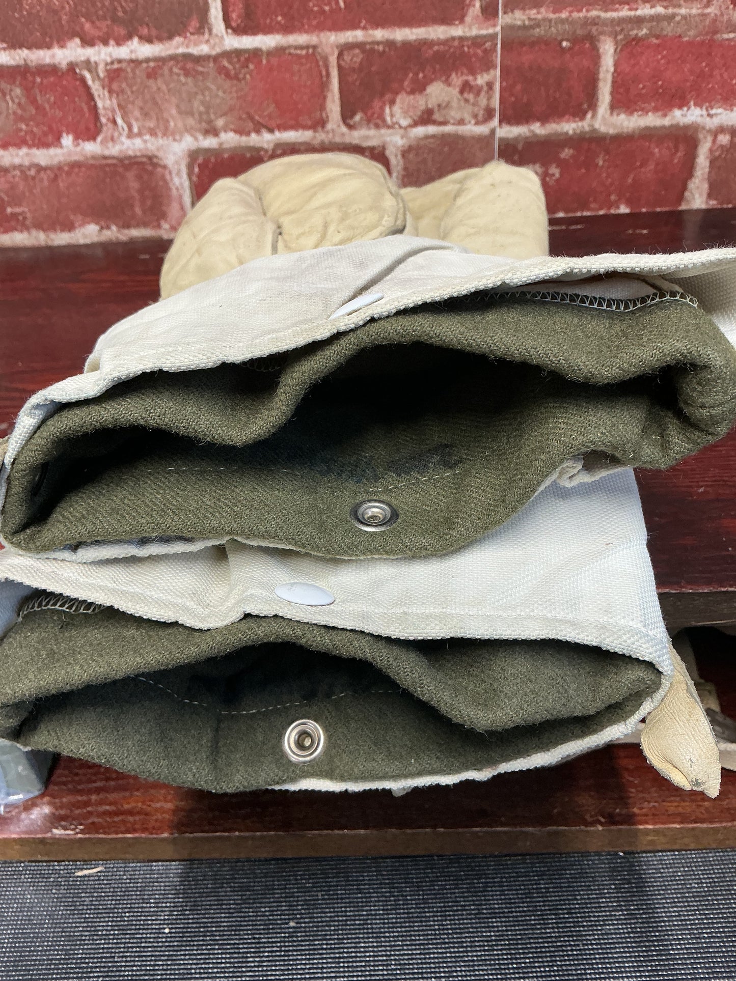 Canadian military Arctic mitts with removable liners , size ;medium