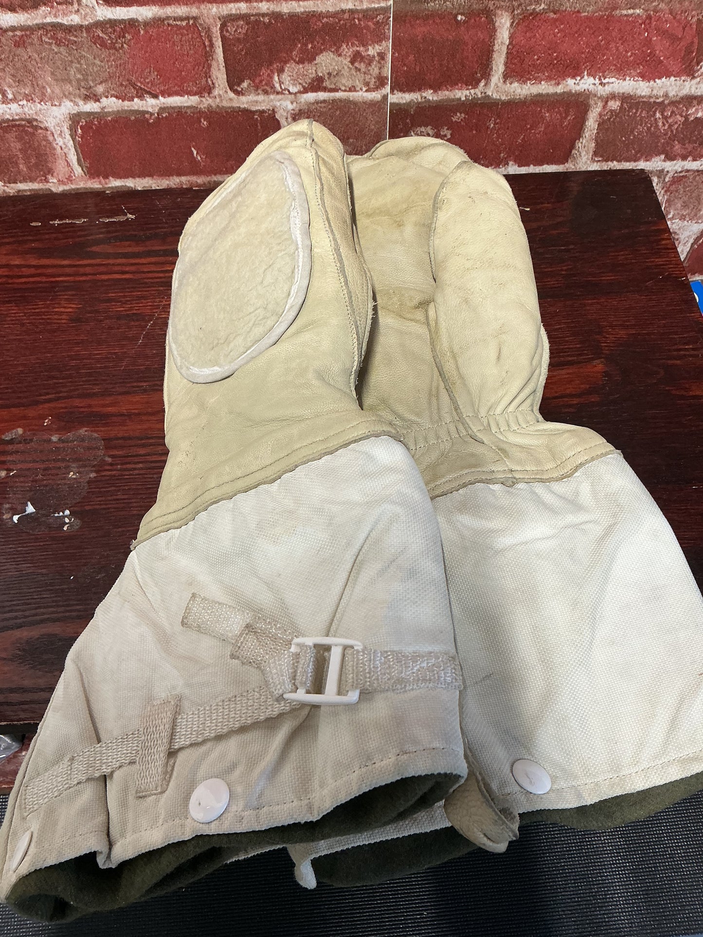 Canadian military Arctic mitts with removable liners , size ;medium