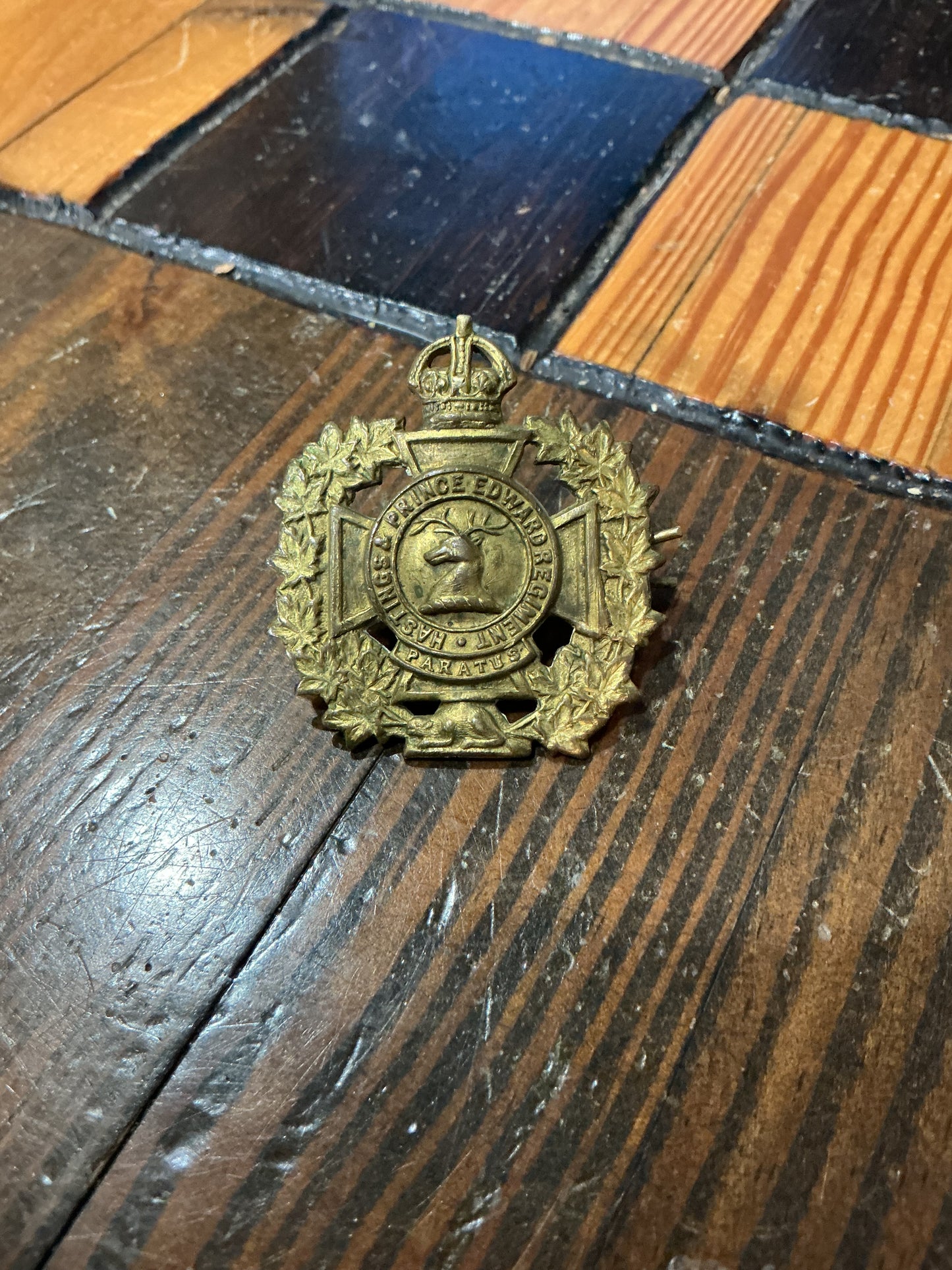 ORIGINAL WW2 CANADIAN THE HASTINGS & PRINCE EDWARD REGIMENT CANADA CAP BADGE