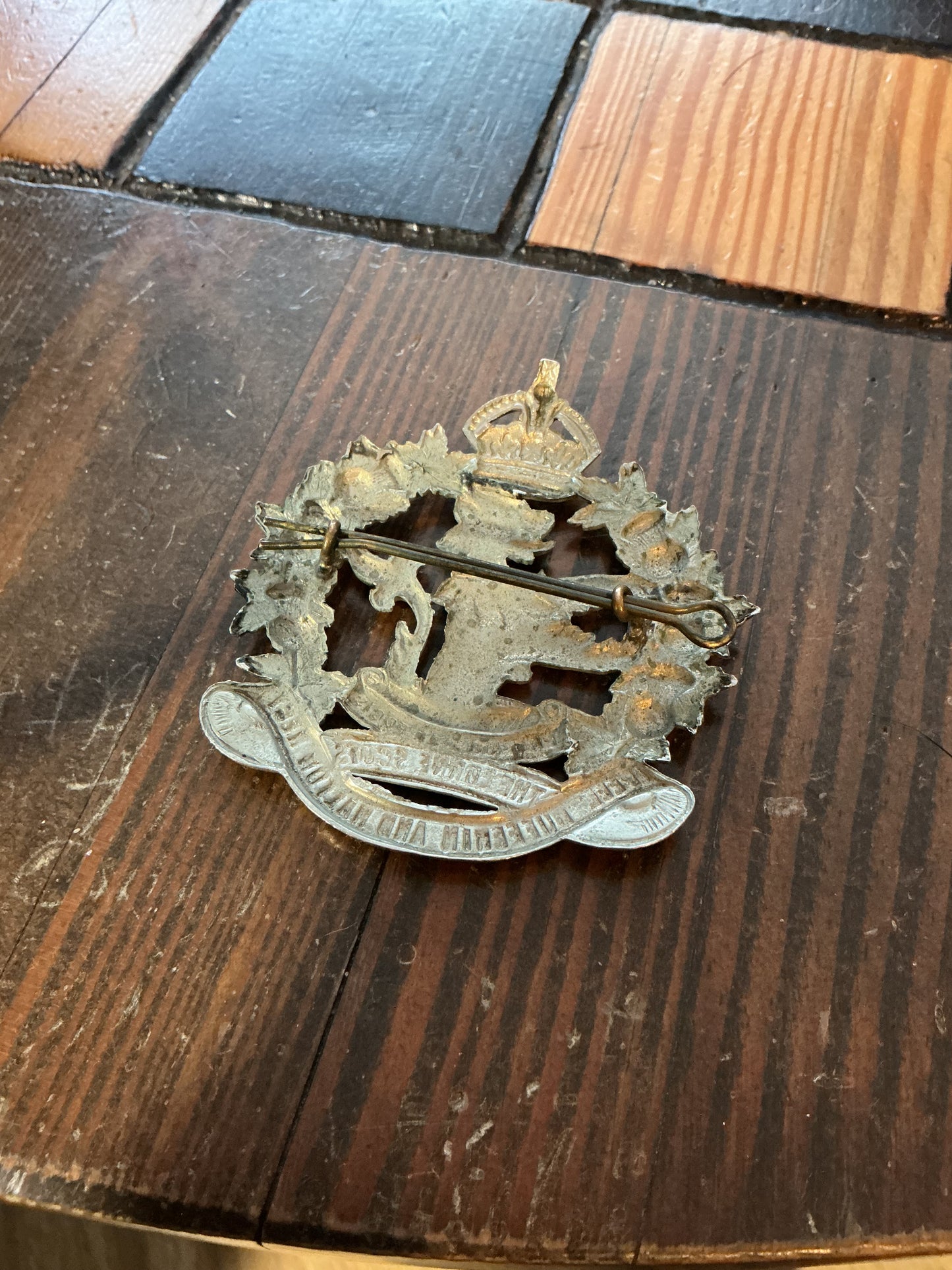WW2 Canadian The Lorne Scots Cap Badge -Scully Montreal
