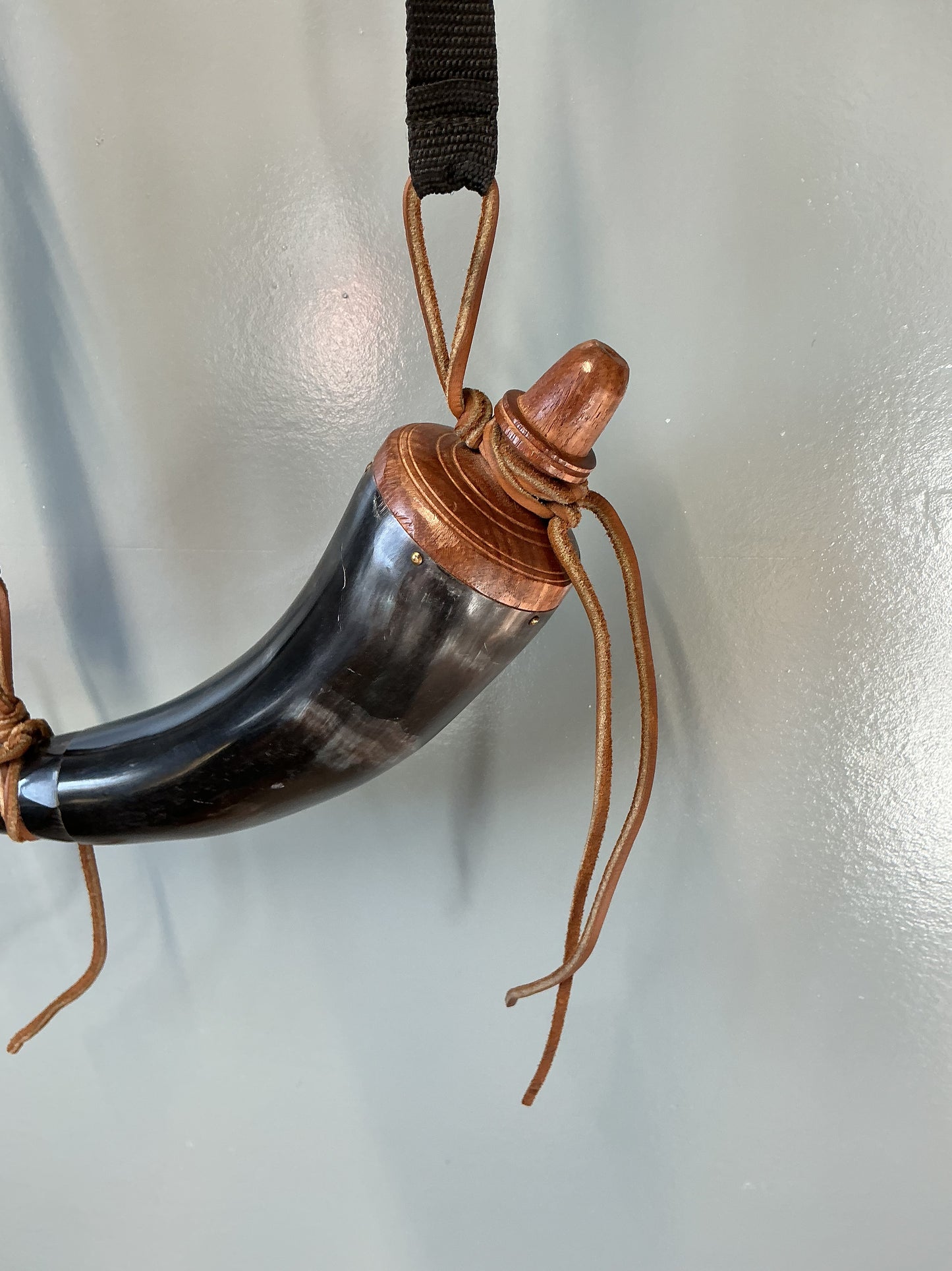 BLACK POWDER HORN WITH SHOULDER STRAP & CAP