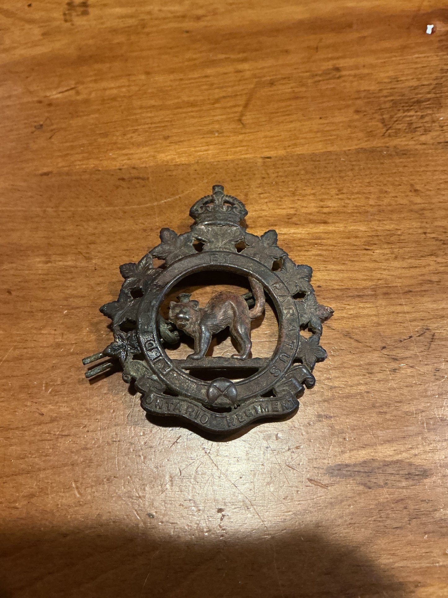 WWII CANADIAN ONTARIO REGIMENT CAP BADGE
