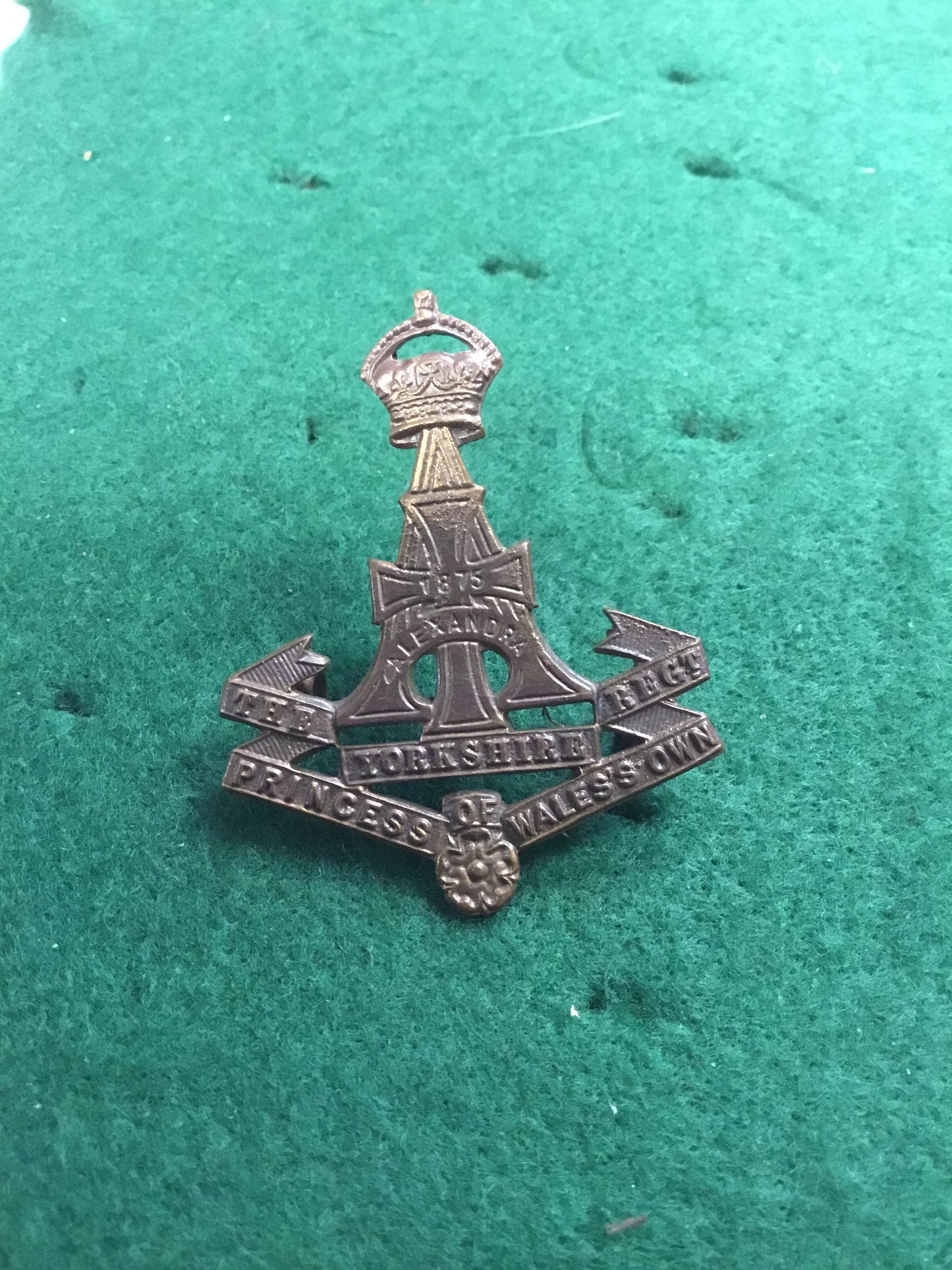 WW2 British Princess Of Wales’s Own Yorkshire Regiment Cap Badge