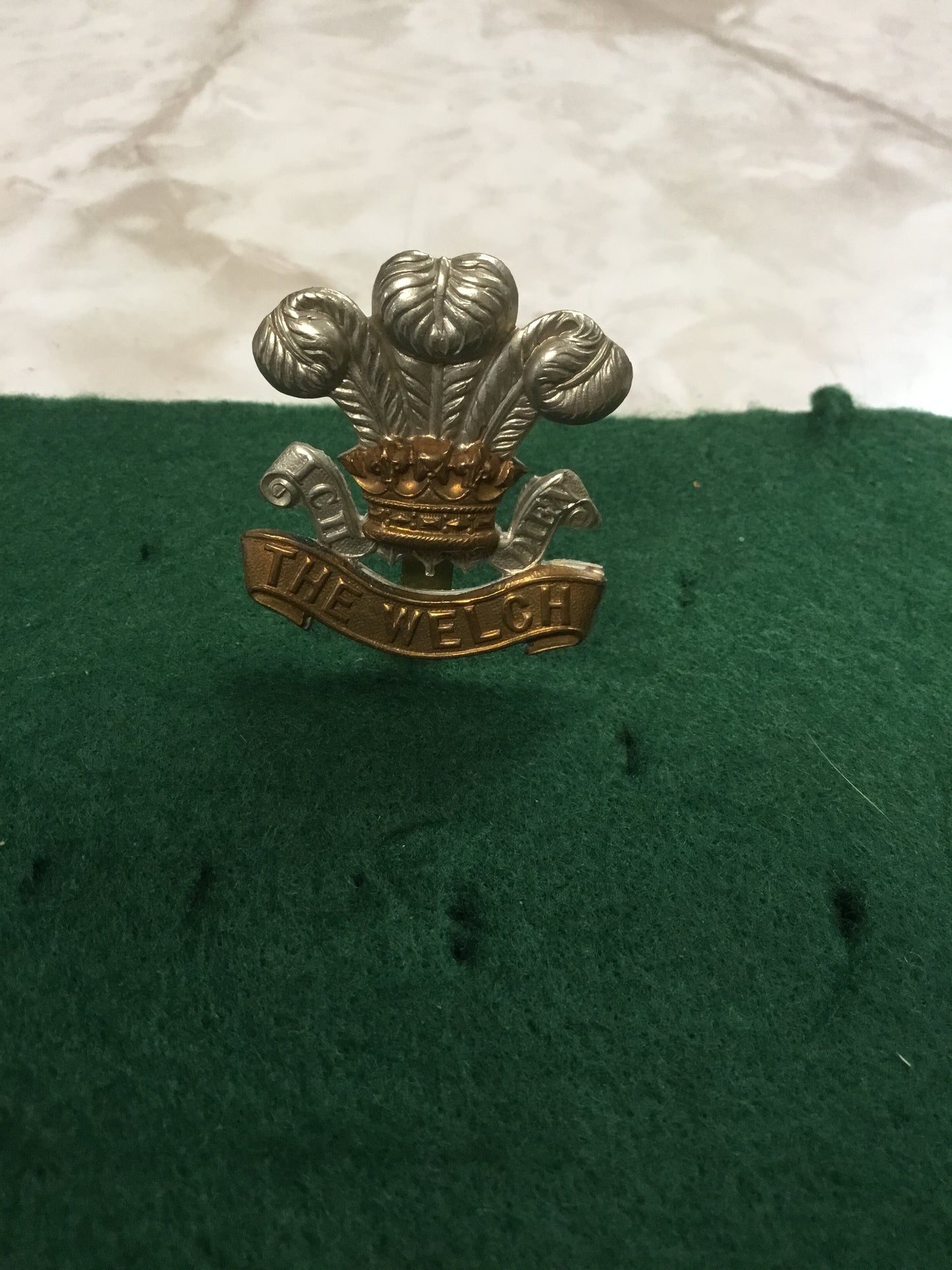 BRITISH THE WELCH REGIMENT CAP BADGE