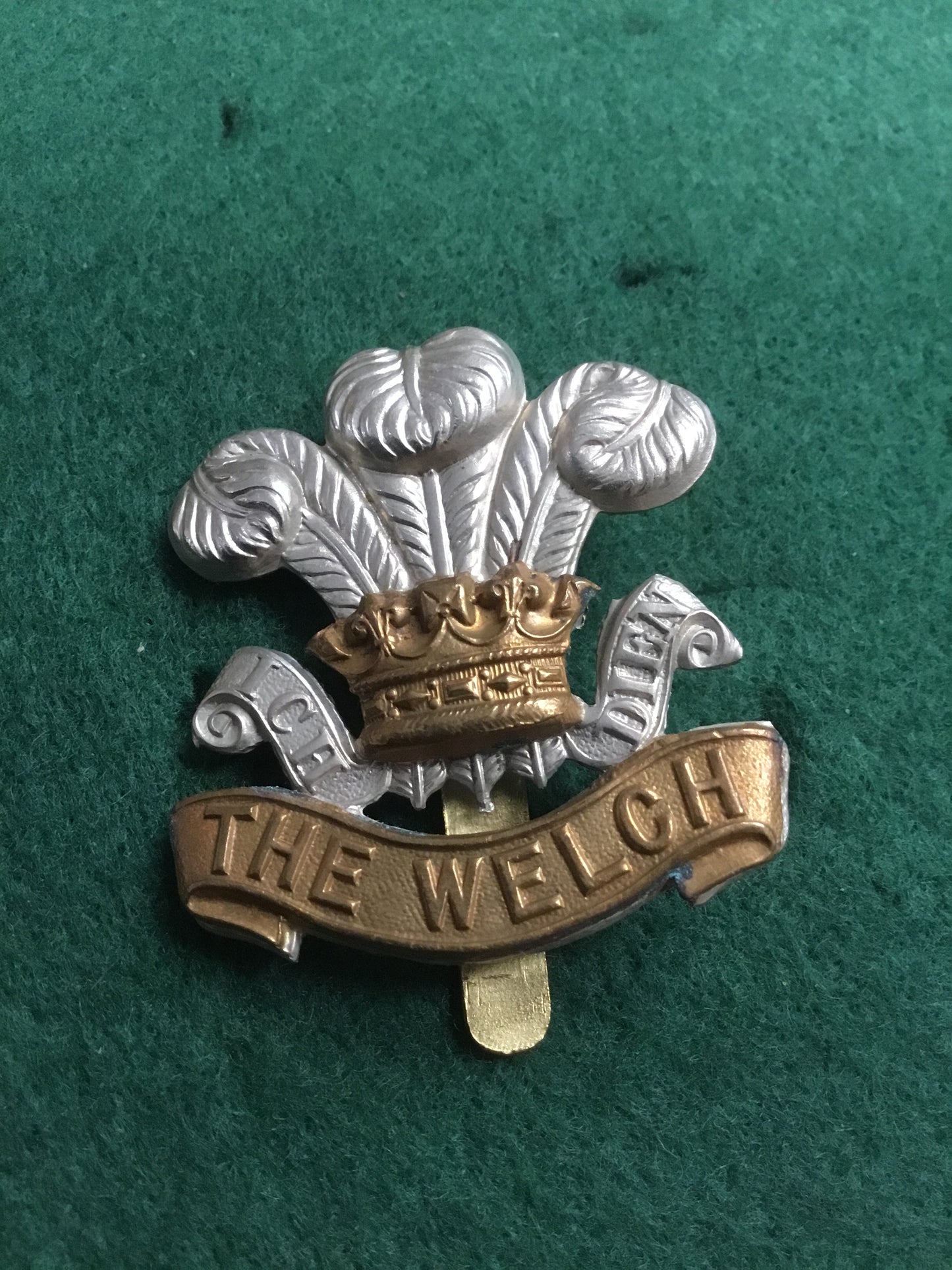 BRITISH THE WELCH REGIMENT CAP BADGE