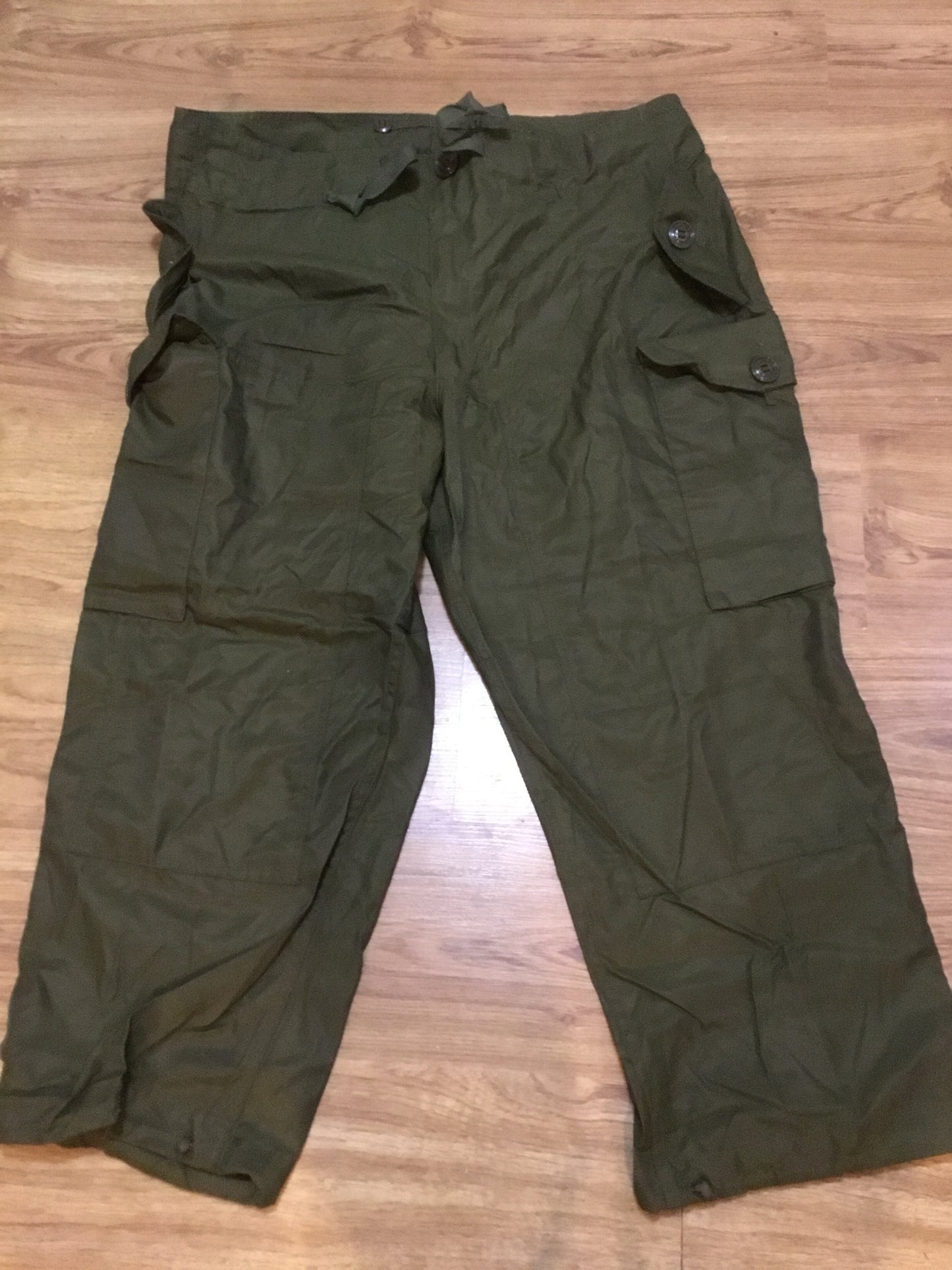 New Canadian  Military Wind Pants  Large Short