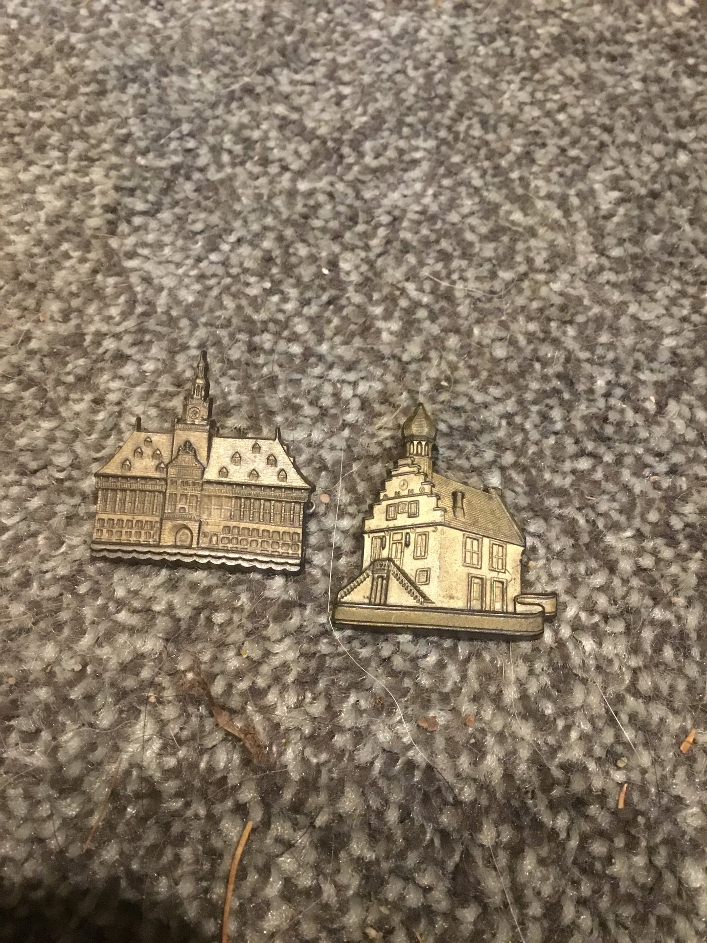 Two Third Reich : Kriegs-WHW Gau Weser-Ems Plastic Donation-badge in the 1939-40 'Rathaus' Series.