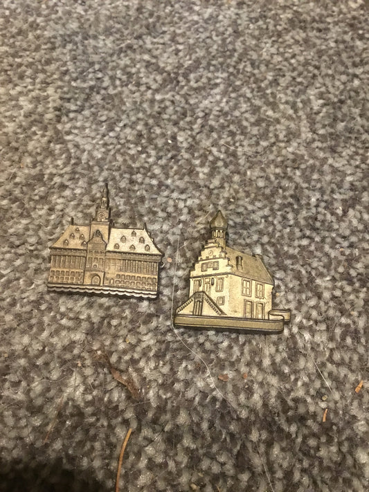 Two Third Reich : Kriegs-WHW Gau Weser-Ems Plastic Donation-badge in the 1939-40 'Rathaus' Series.