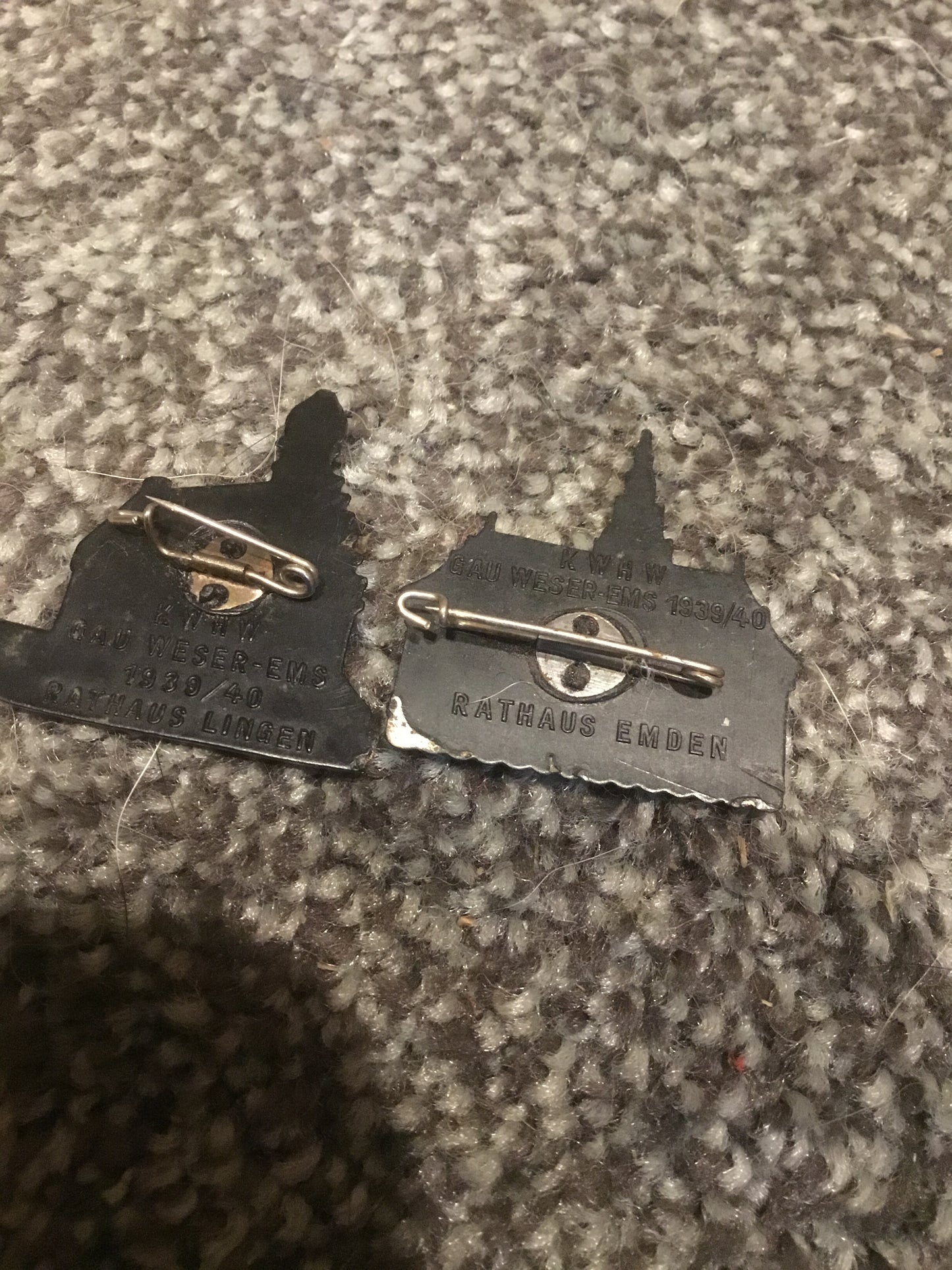 Two Third Reich : Kriegs-WHW Gau Weser-Ems Plastic Donation-badge in the 1939-40 'Rathaus' Series.