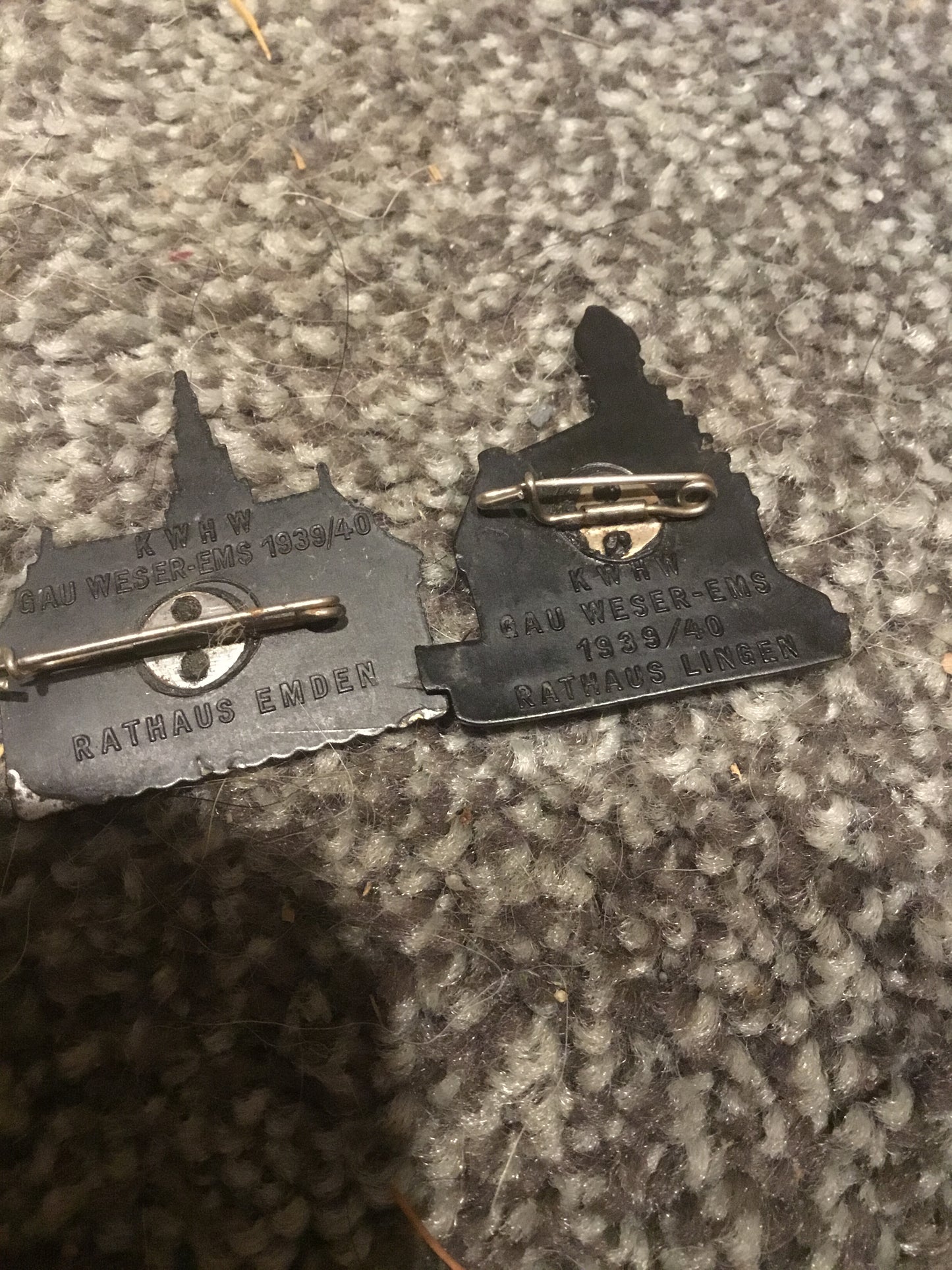 Two Third Reich : Kriegs-WHW Gau Weser-Ems Plastic Donation-badge in the 1939-40 'Rathaus' Series.