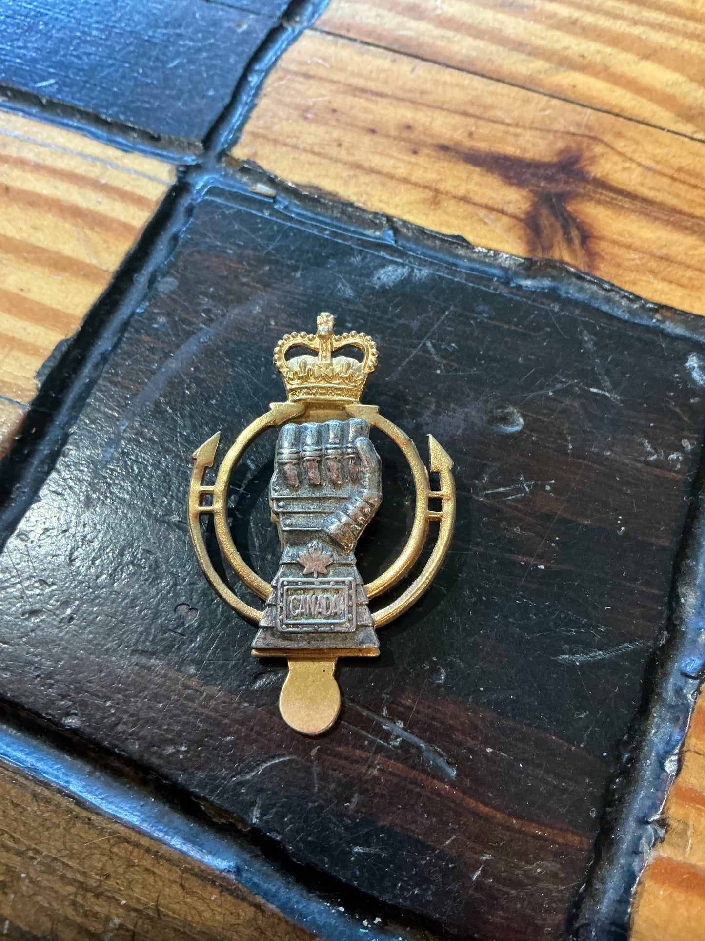 ROYAL CANADIAN ARMOURED CORPS  BADGE