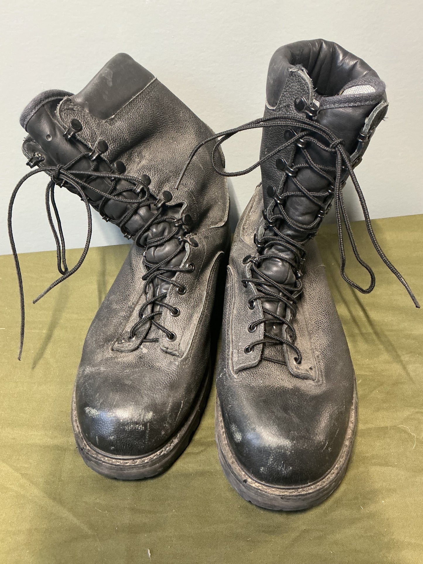 STC WET WEATHER COMBAT BOOTS SIZE 12.5