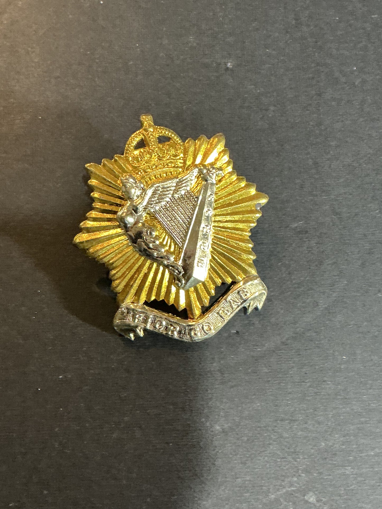 WW2 Irish Regiment Of Canada Cap Badge
