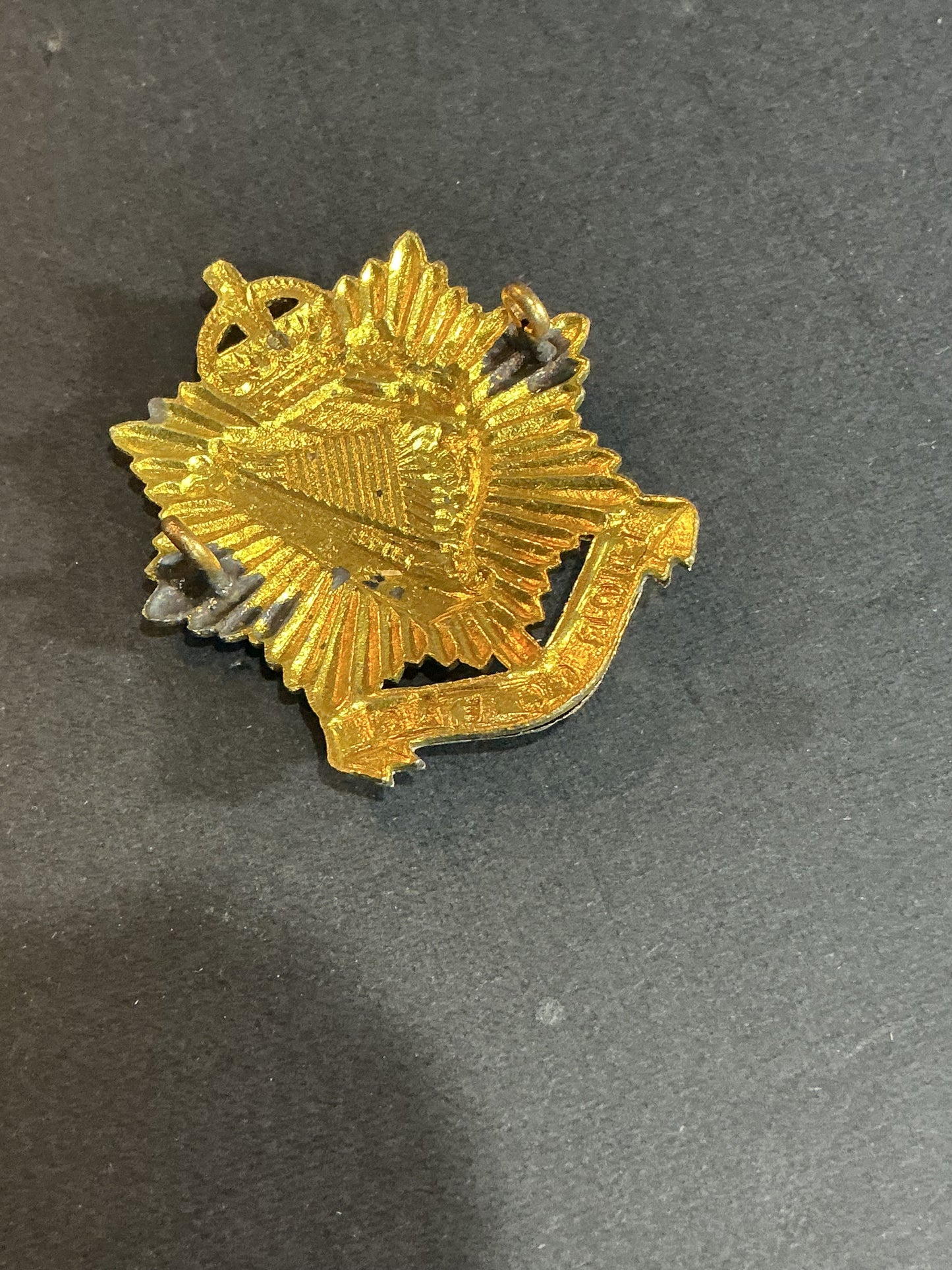 WW2 Irish Regiment Of Canada Cap Badge