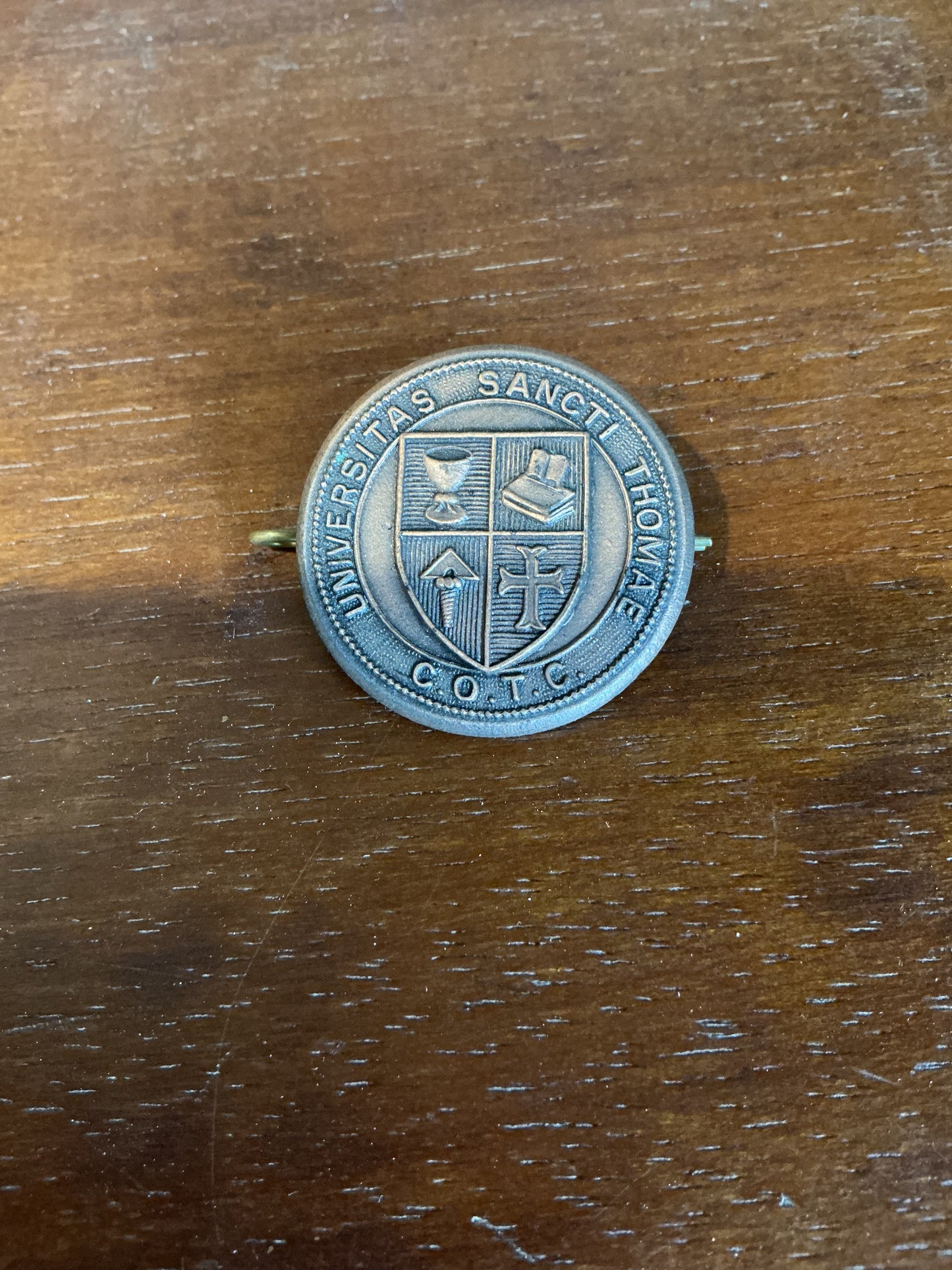 WW2 Canadian COTC University Of St.Thomas university Cap Badge