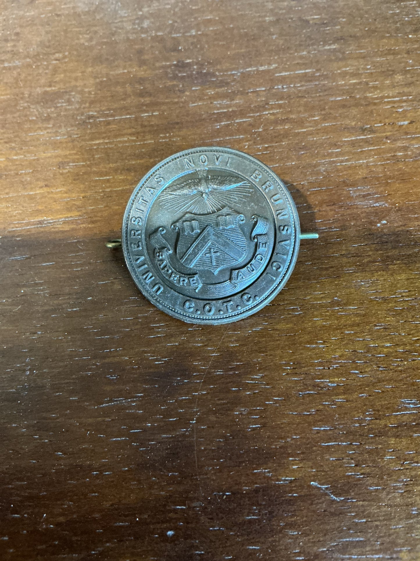 WW2 Canadian COTC University Of New Brunswick Cap Badge
