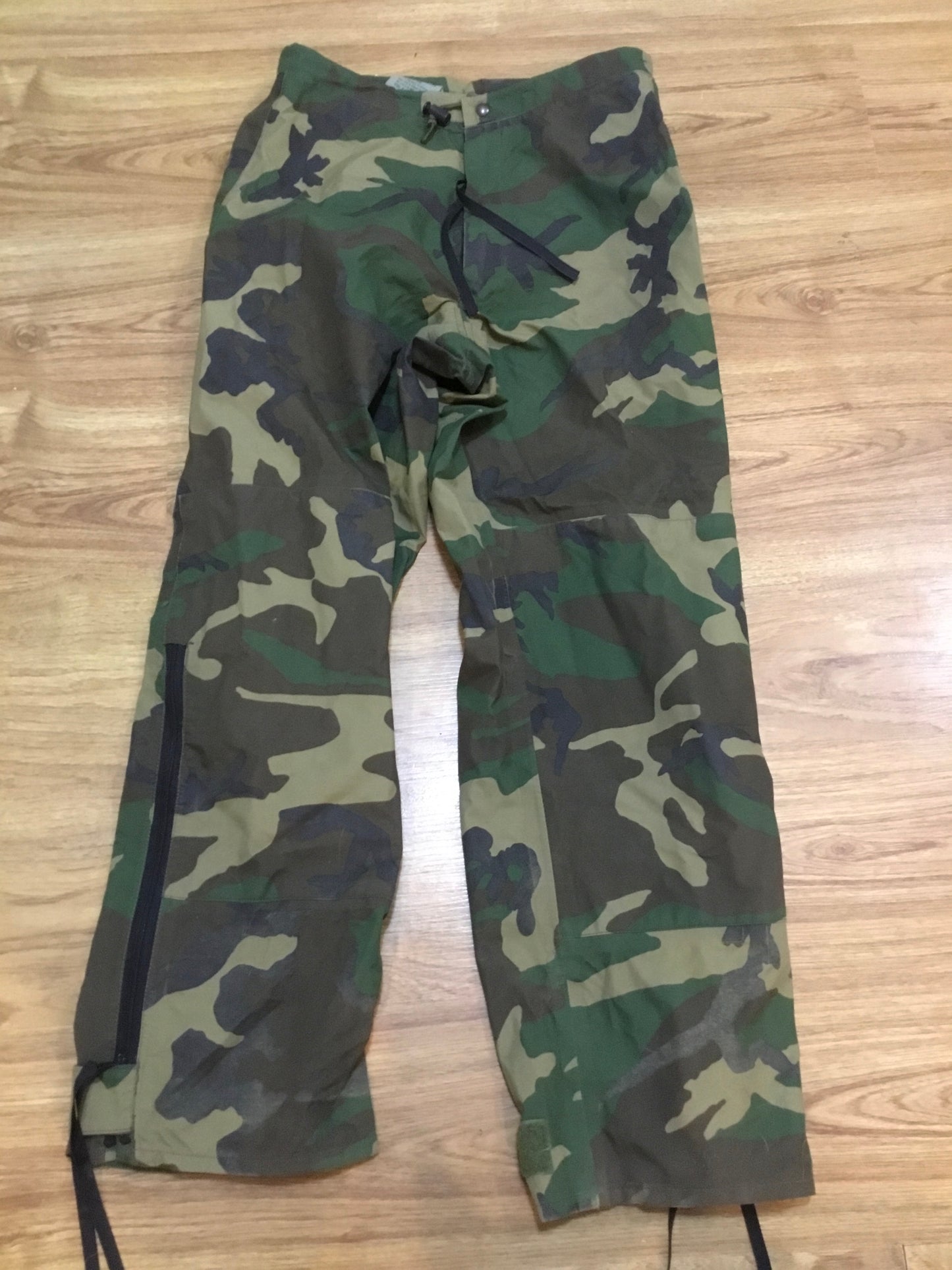 U.S. Military Woodland Pattern Pants Wet Weather size small tall