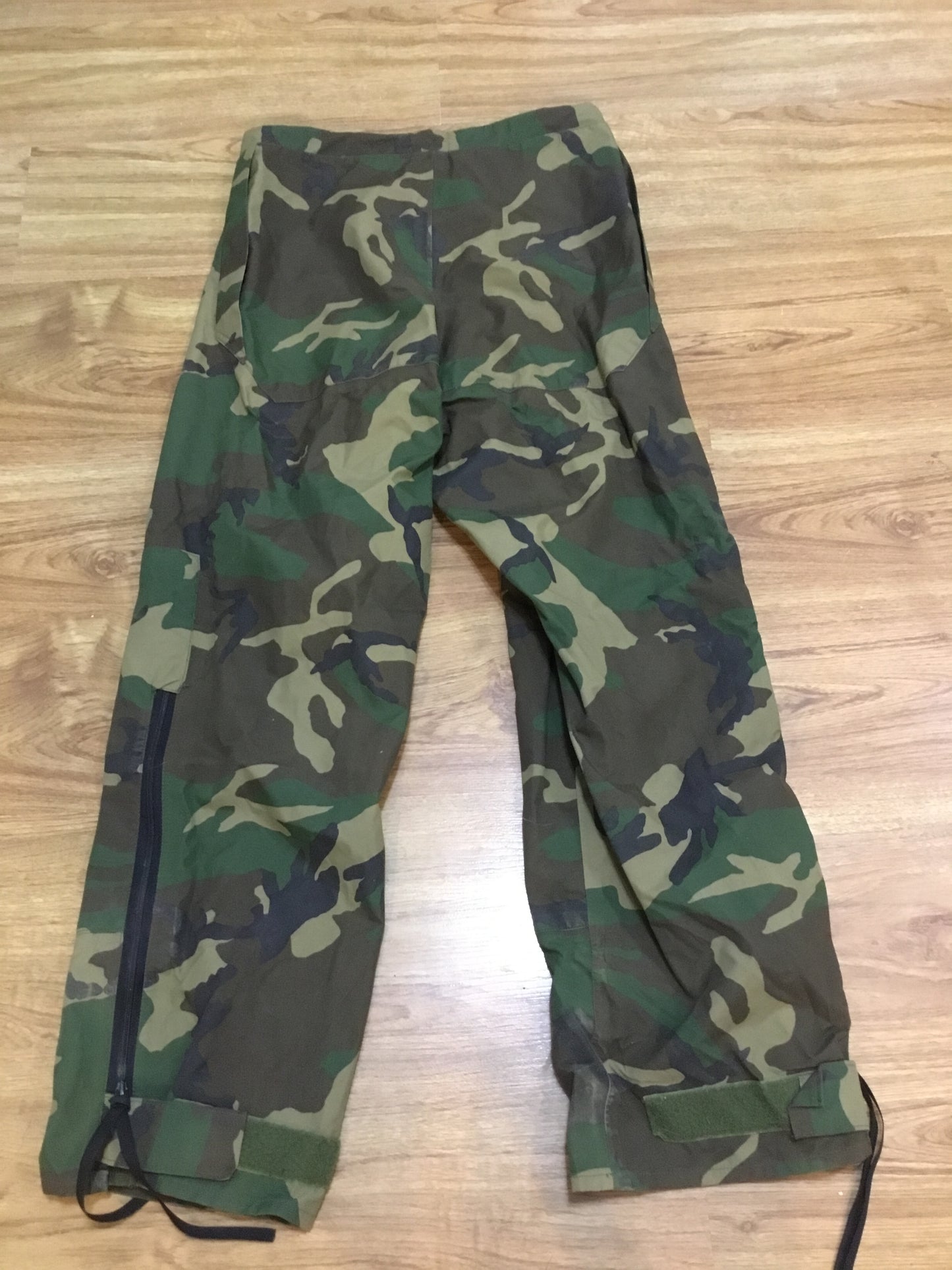 U.S. Military Woodland Pattern Pants Wet Weather size small tall