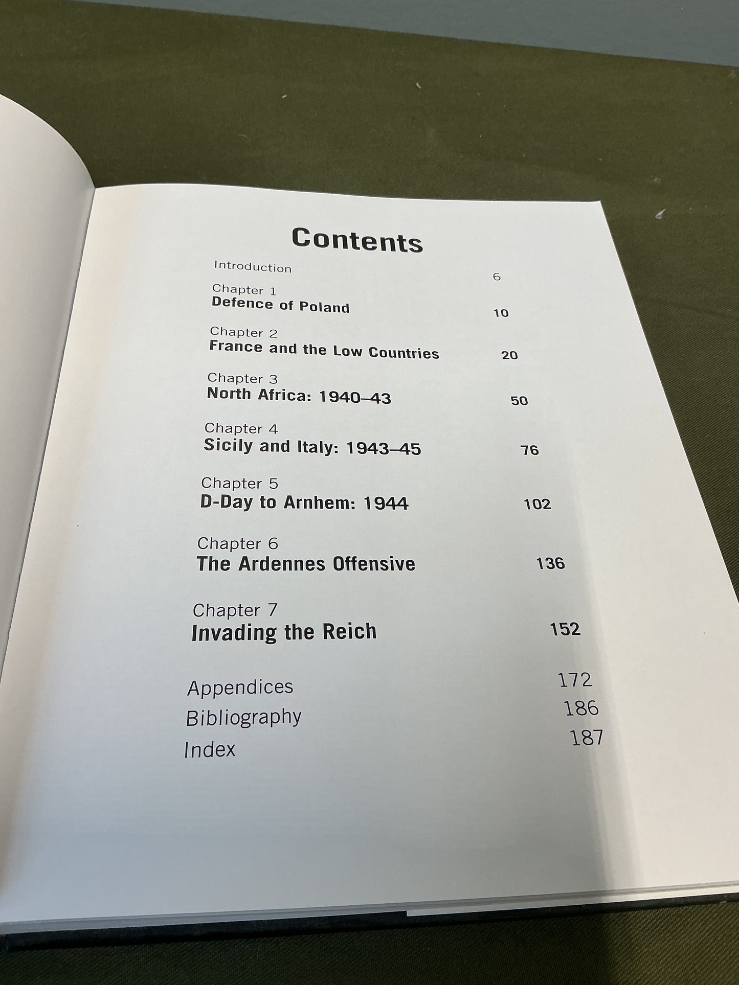 The Essential Vehicle Identification Guide: Western Allied Tanks 1939-45