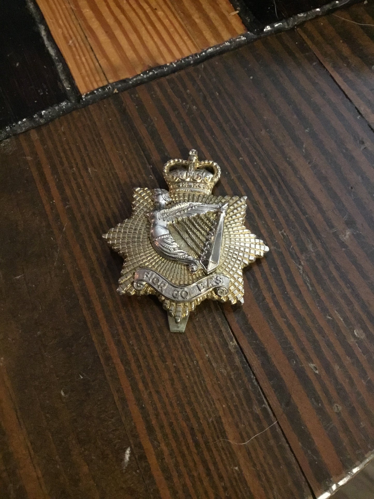 Irish Regiment of Canada Hat Badge ,Queen’s Crown