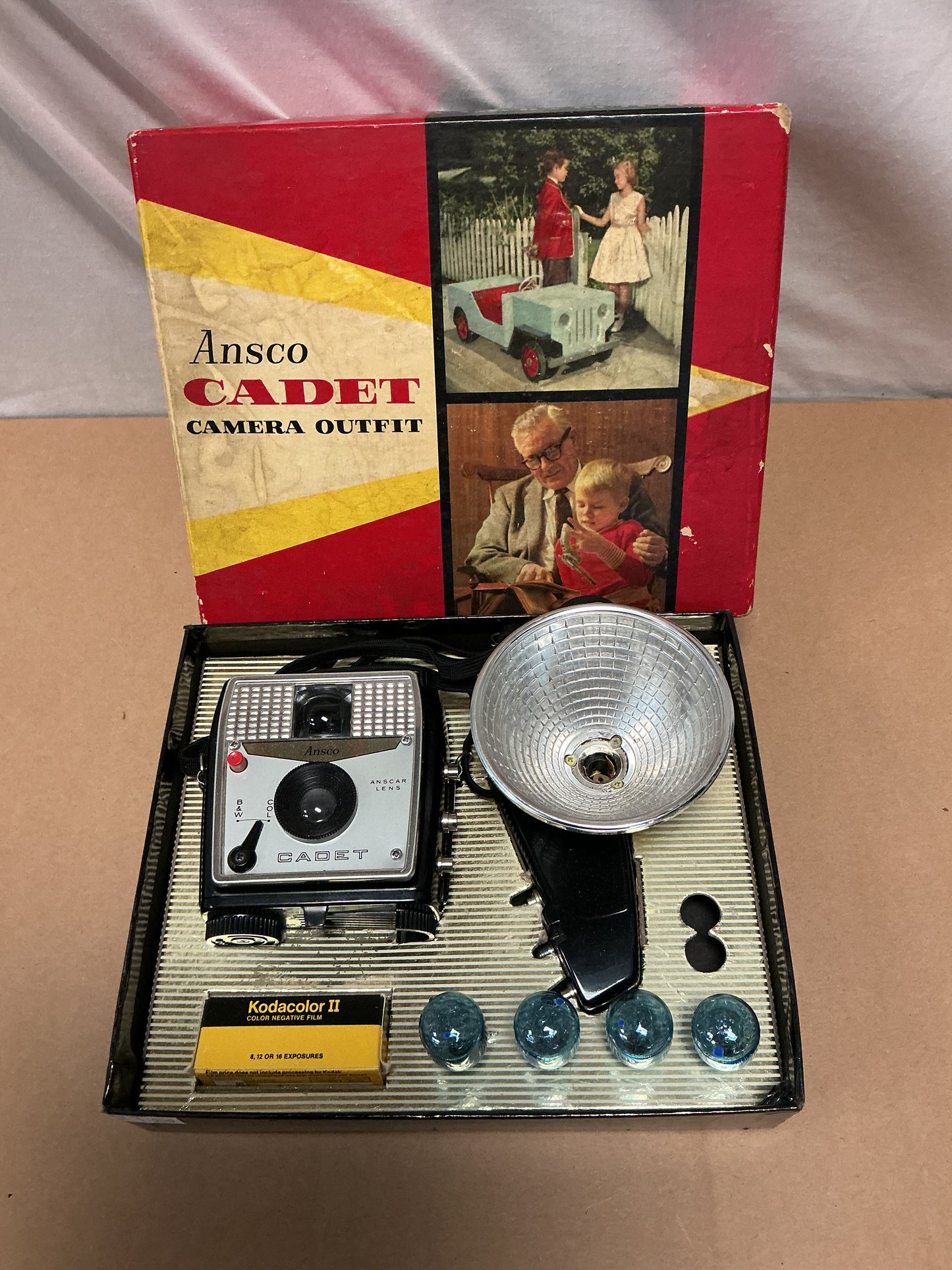 VINTAGE 1950s ANSCO CADET CAMERA W/FLASH in BOX
