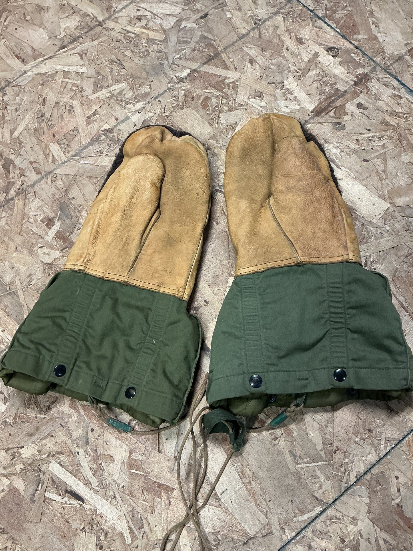 U.S. MILITARY ARCTIC MITTS  WITH REMOVABLE LINER LARGE