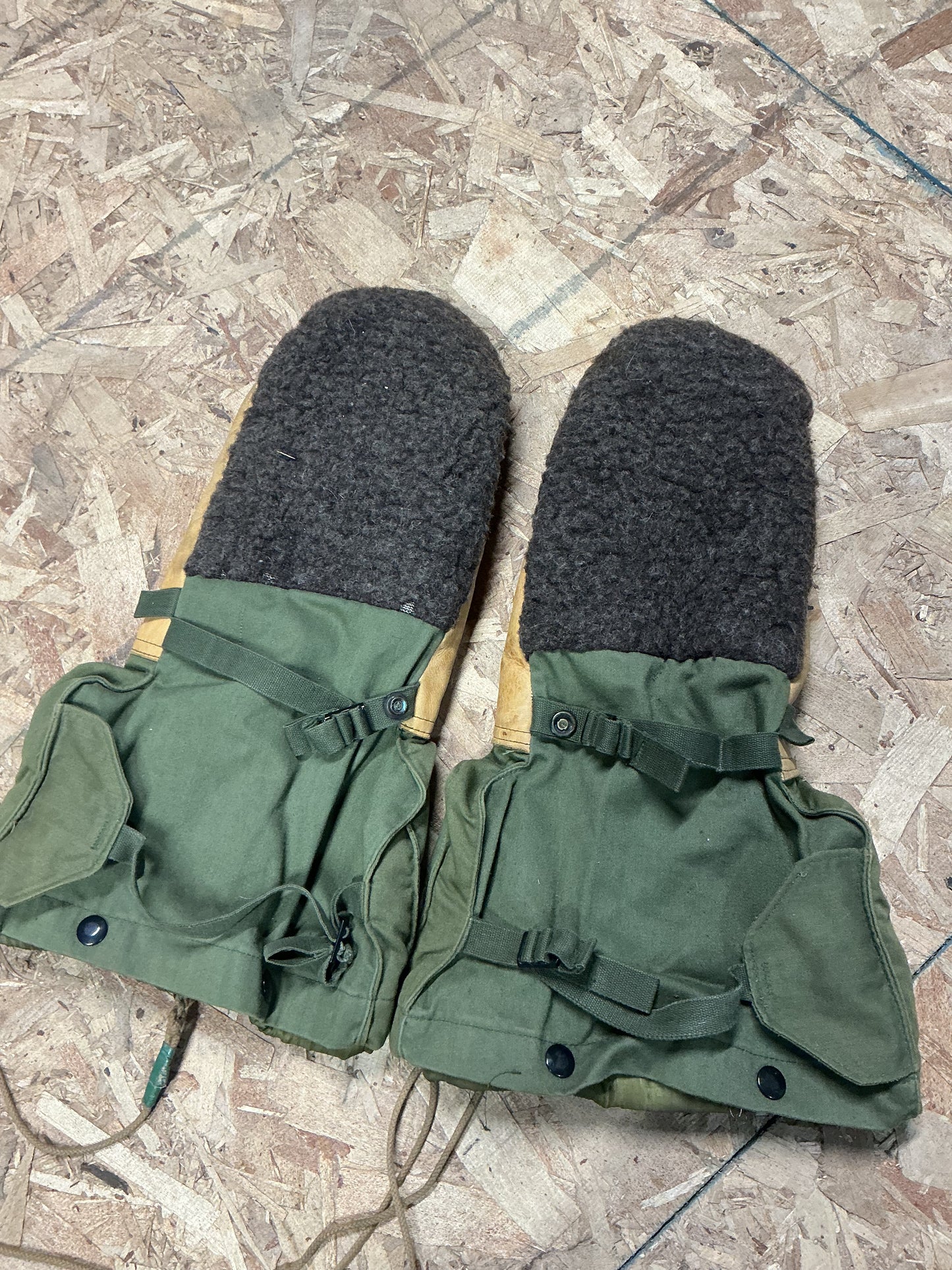 U.S. MILITARY ARCTIC MITTS  WITH REMOVABLE LINER LARGE