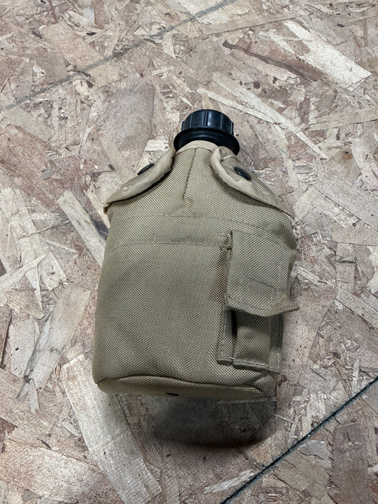 U.S. MILITARY TYPE CANTEEN WITH DESERT TAN COVER .