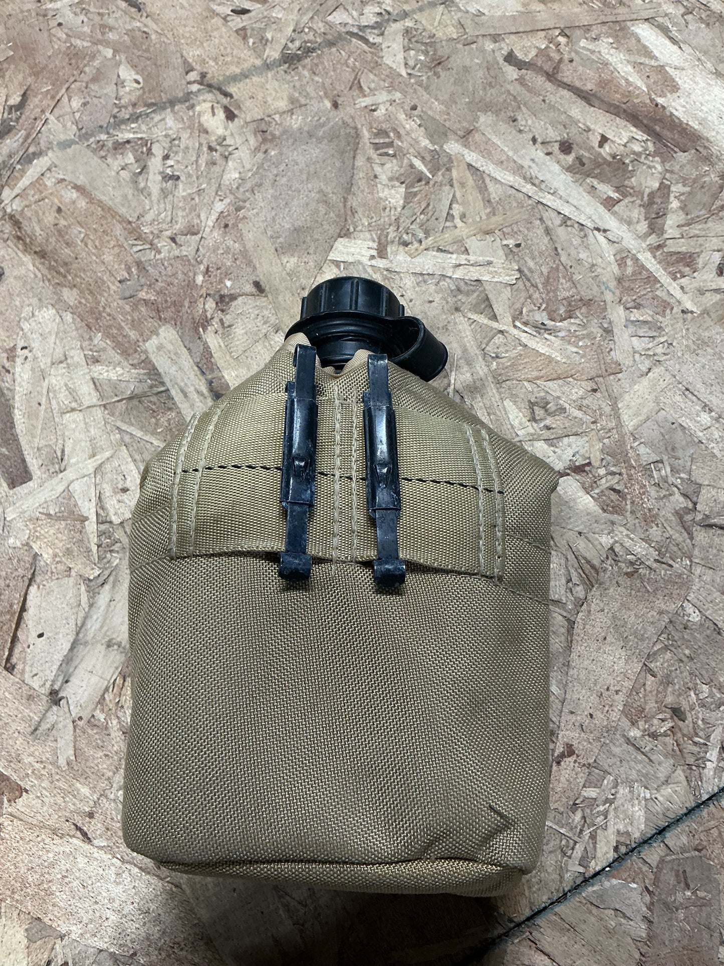 U.S. MILITARY TYPE CANTEEN WITH DESERT TAN COVER .