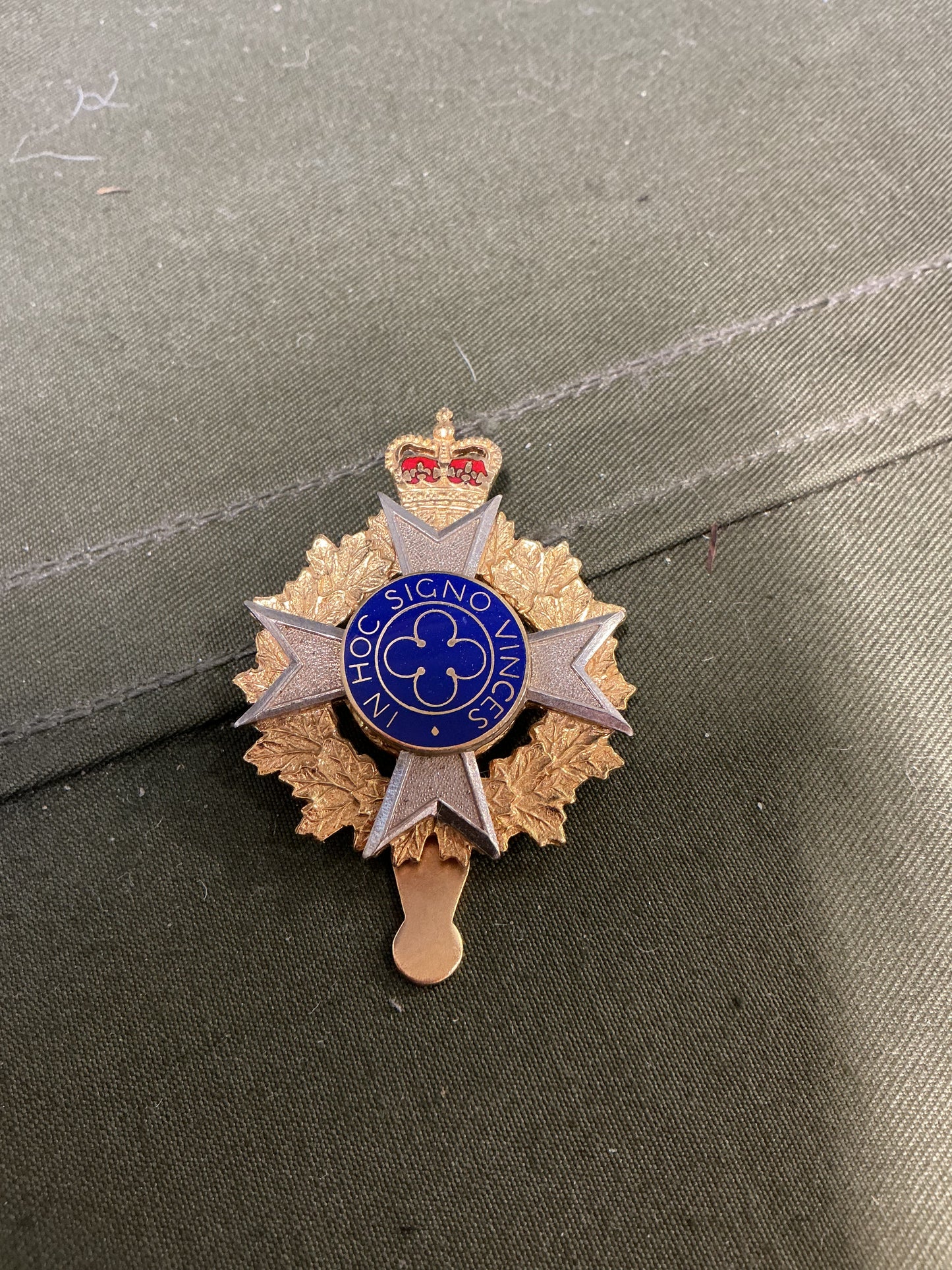 Royal Canadian Army Chaplains' Corps (Christian) with Queen Elizabeth's Crown Hat Badge