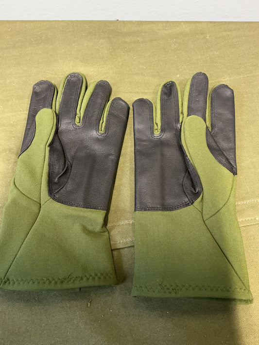 Vintage Canadian Forces Mortar Gloves Medium .