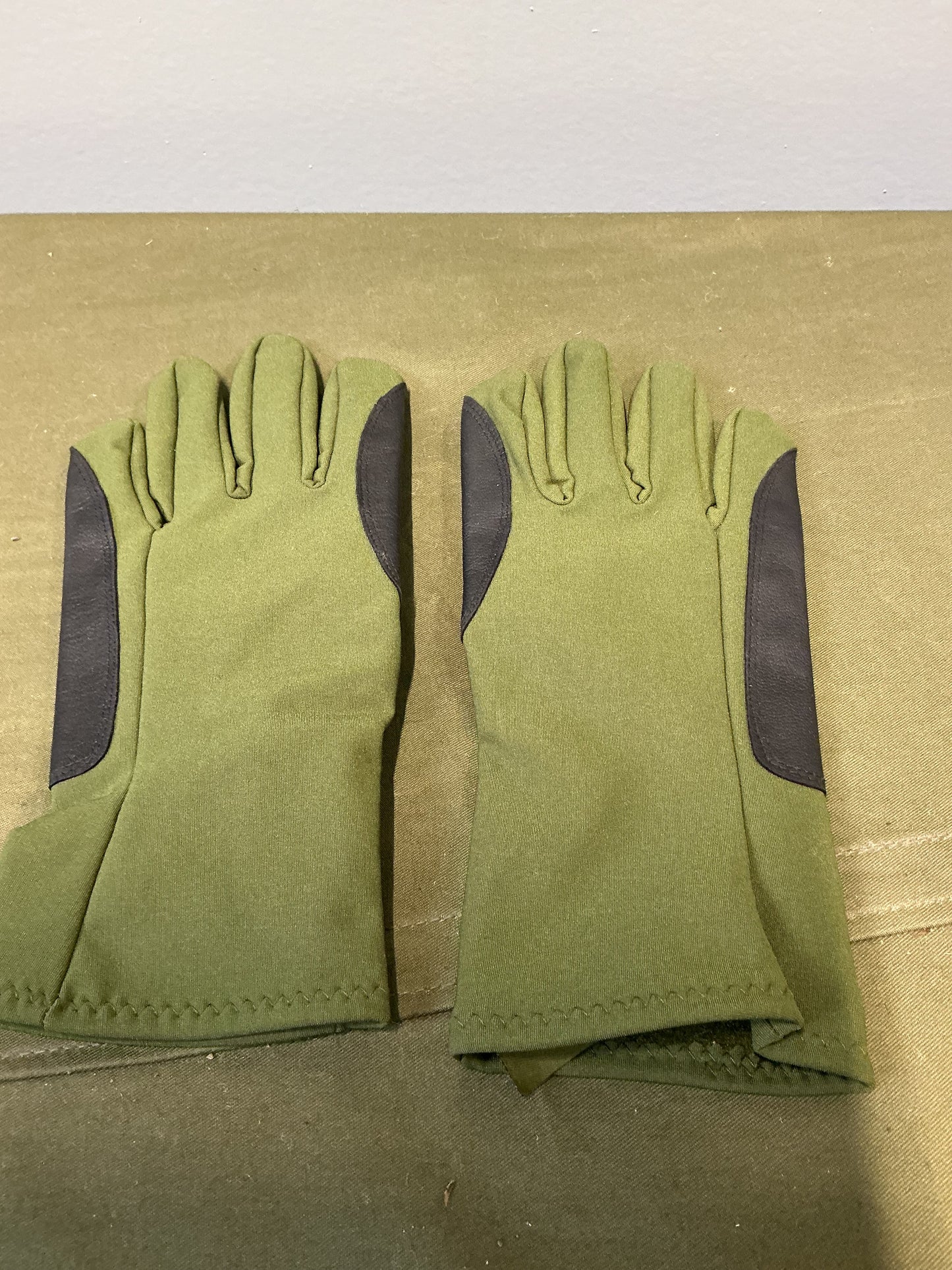 Vintage Canadian Forces Mortar Gloves Medium .